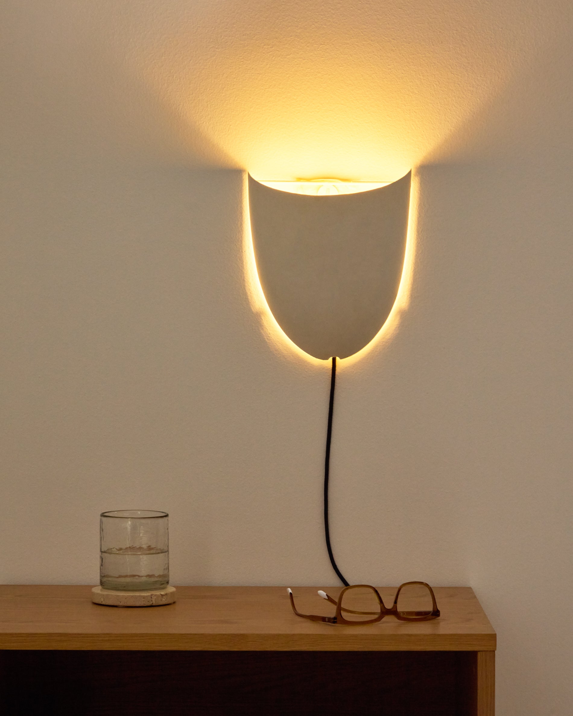 Nibla wall-mounted light fixture in white clay-effect metal - Lifestyle