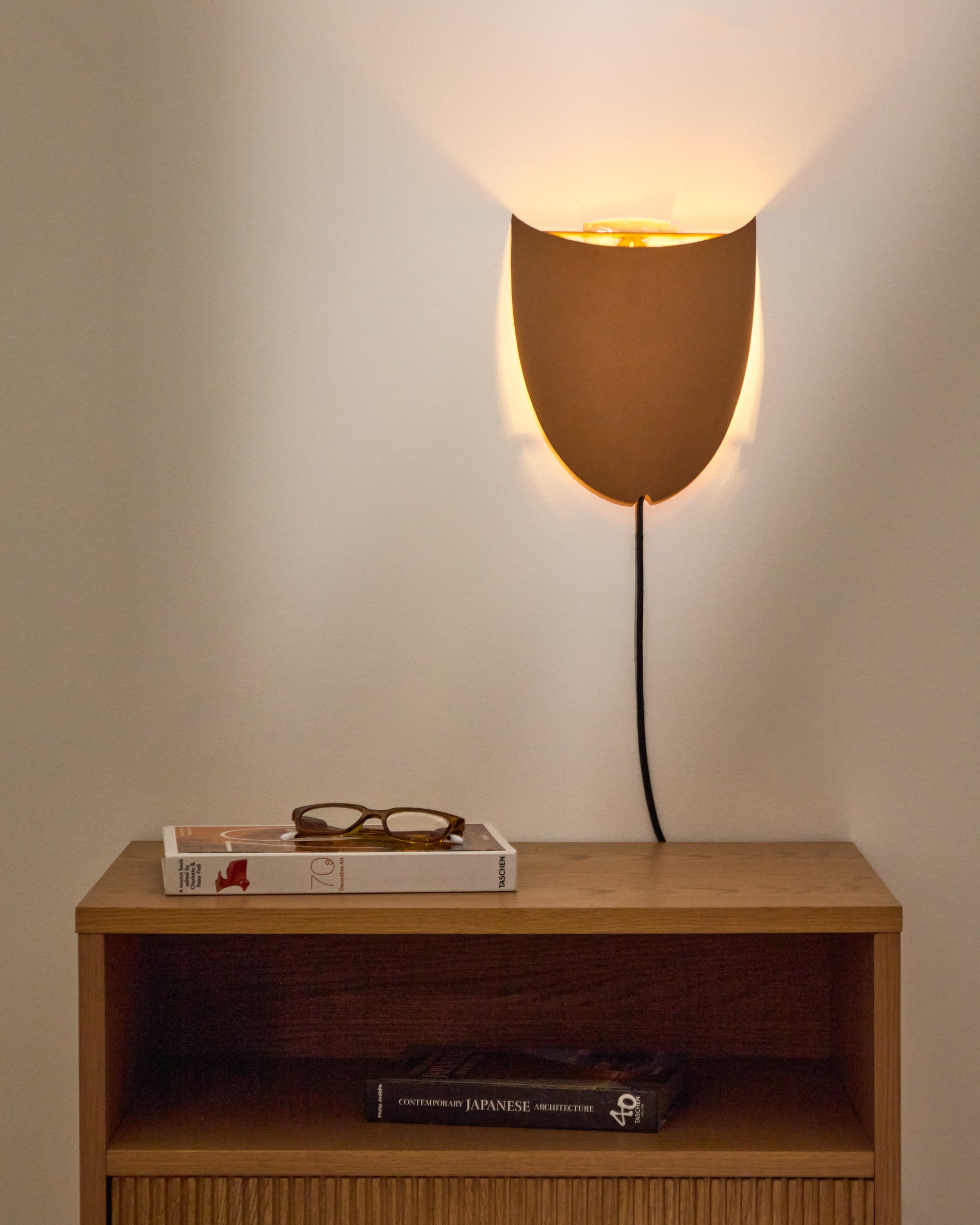 Nibla wall-mounted light fixture in terracotta-effect metal - Lifestyle