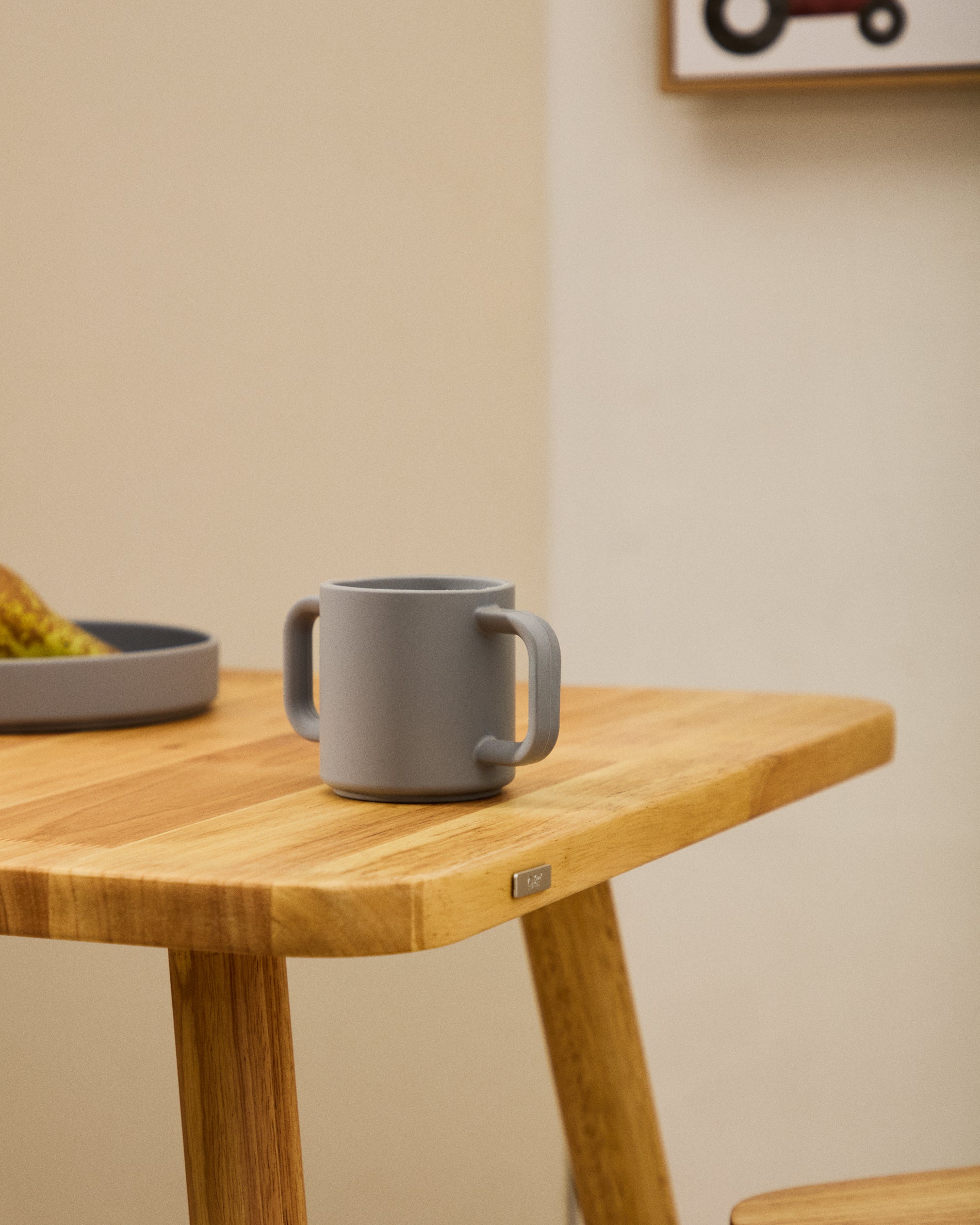 Lili set of two cups in orange and blue silicone - Lifestyle