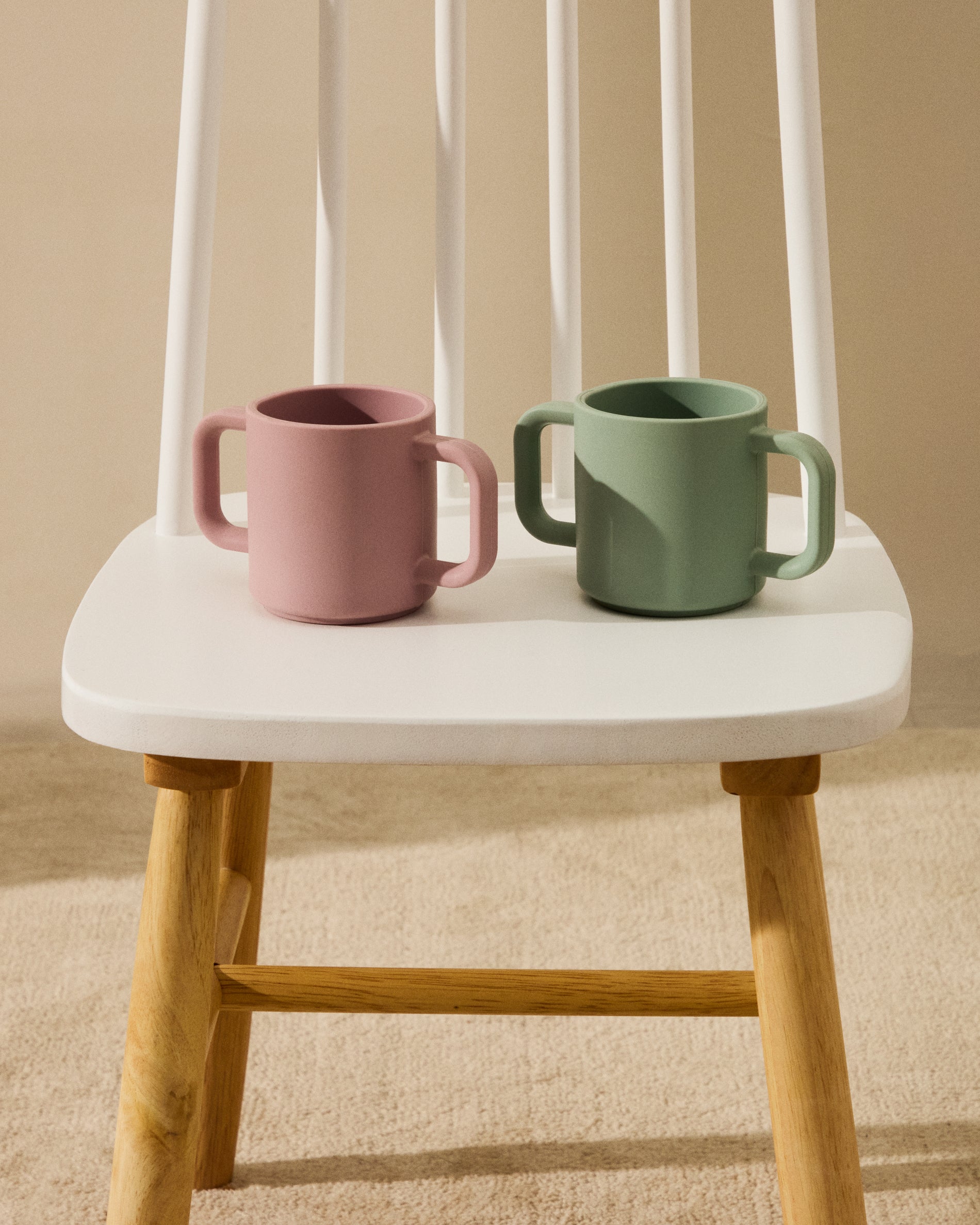 Lili set of two cups in pink and turquoise silicone - Lifestyle