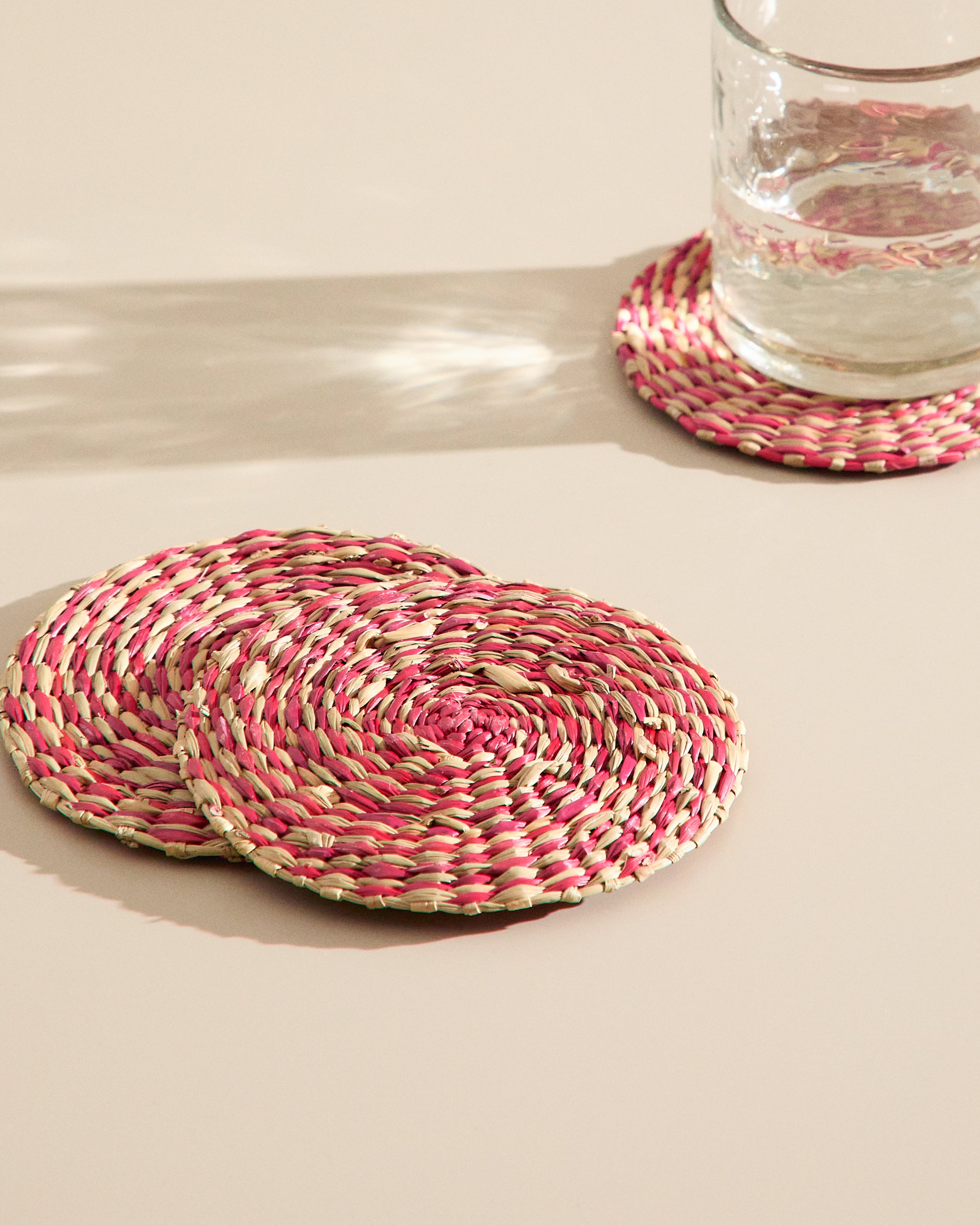 Rivela set of 4 red seagrass coasters - Lifestyle