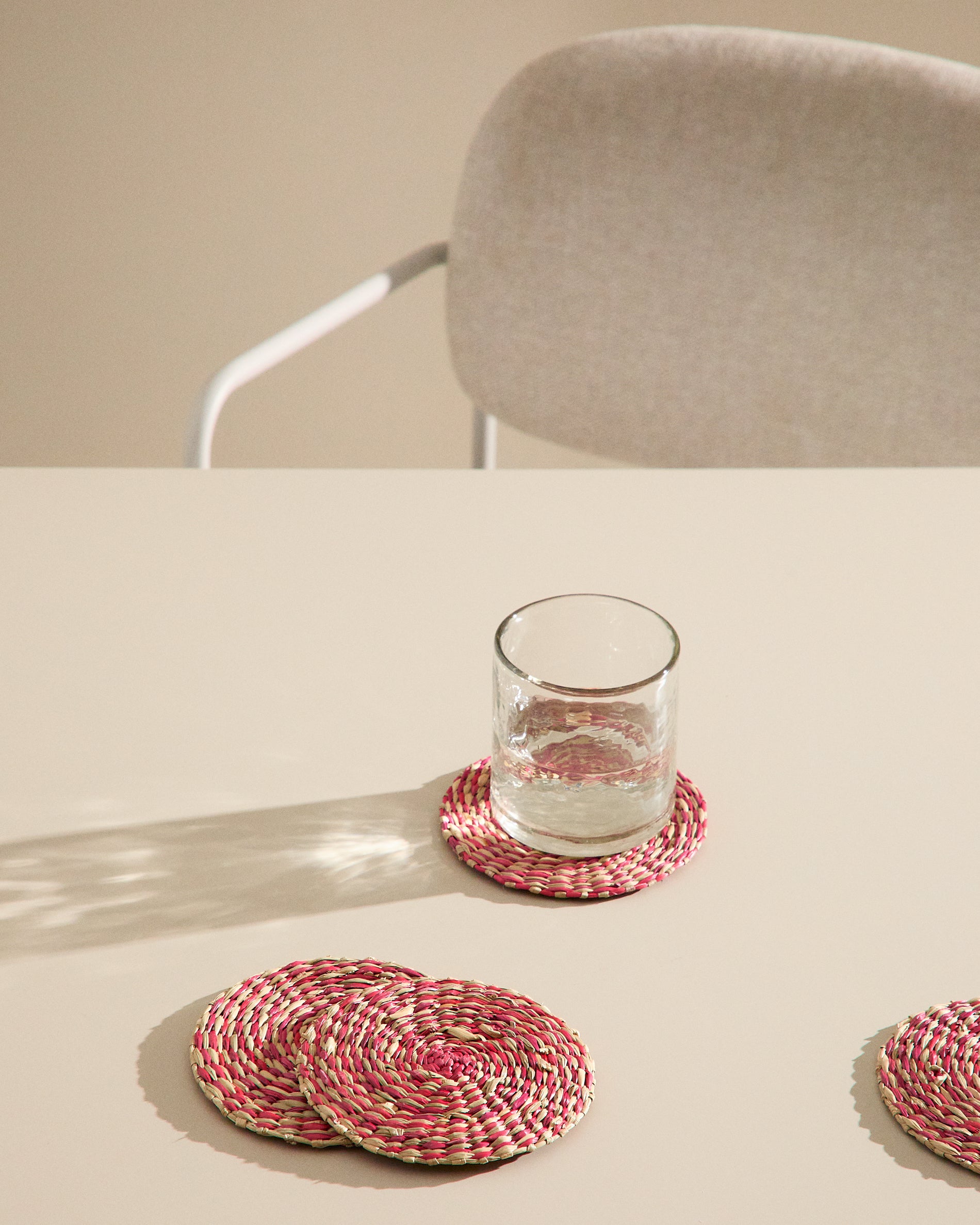 Rivela set of 4 red seagrass coasters - Lifestyle