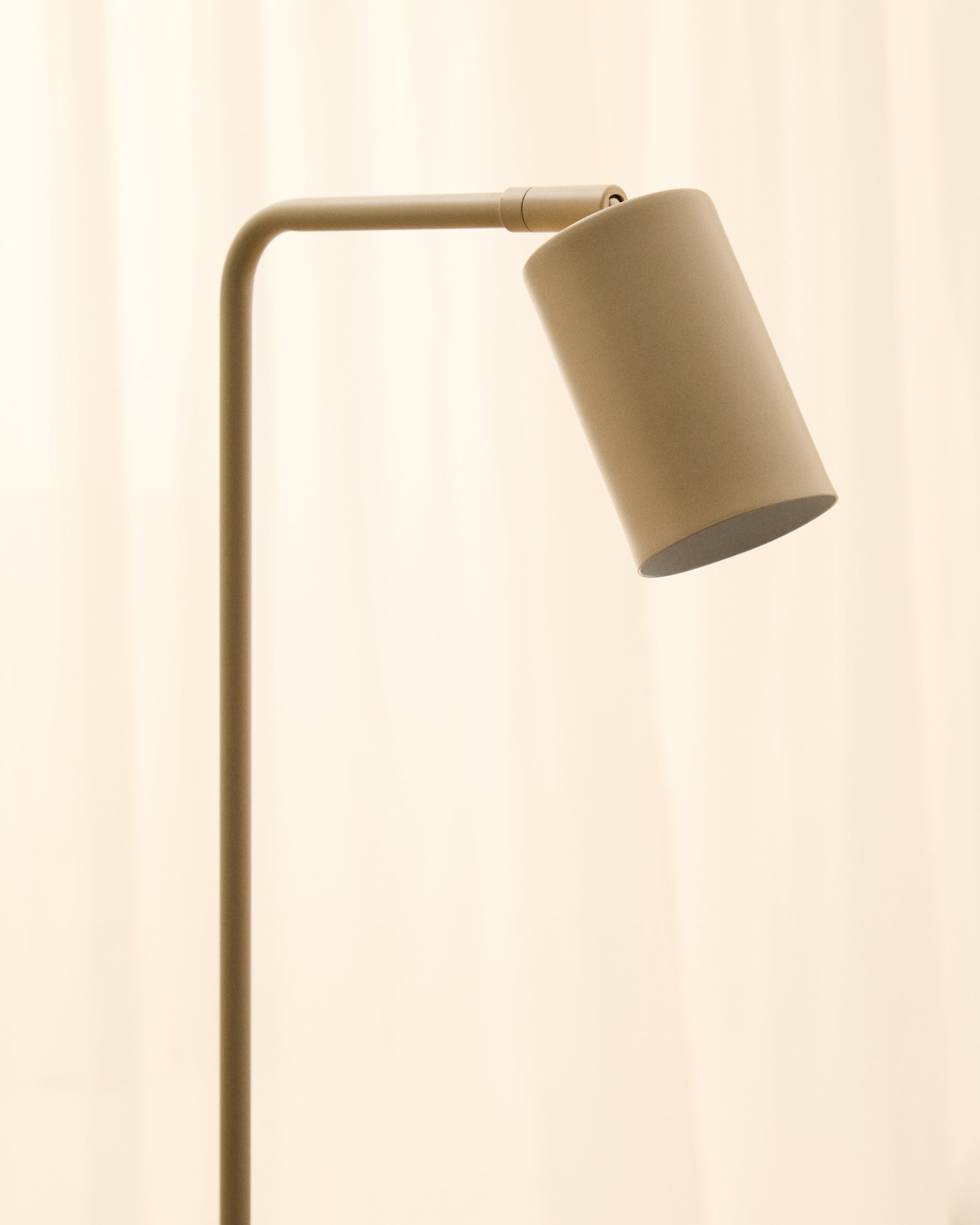 Manie metal floor lamp with beige textured finish - Lifestyle