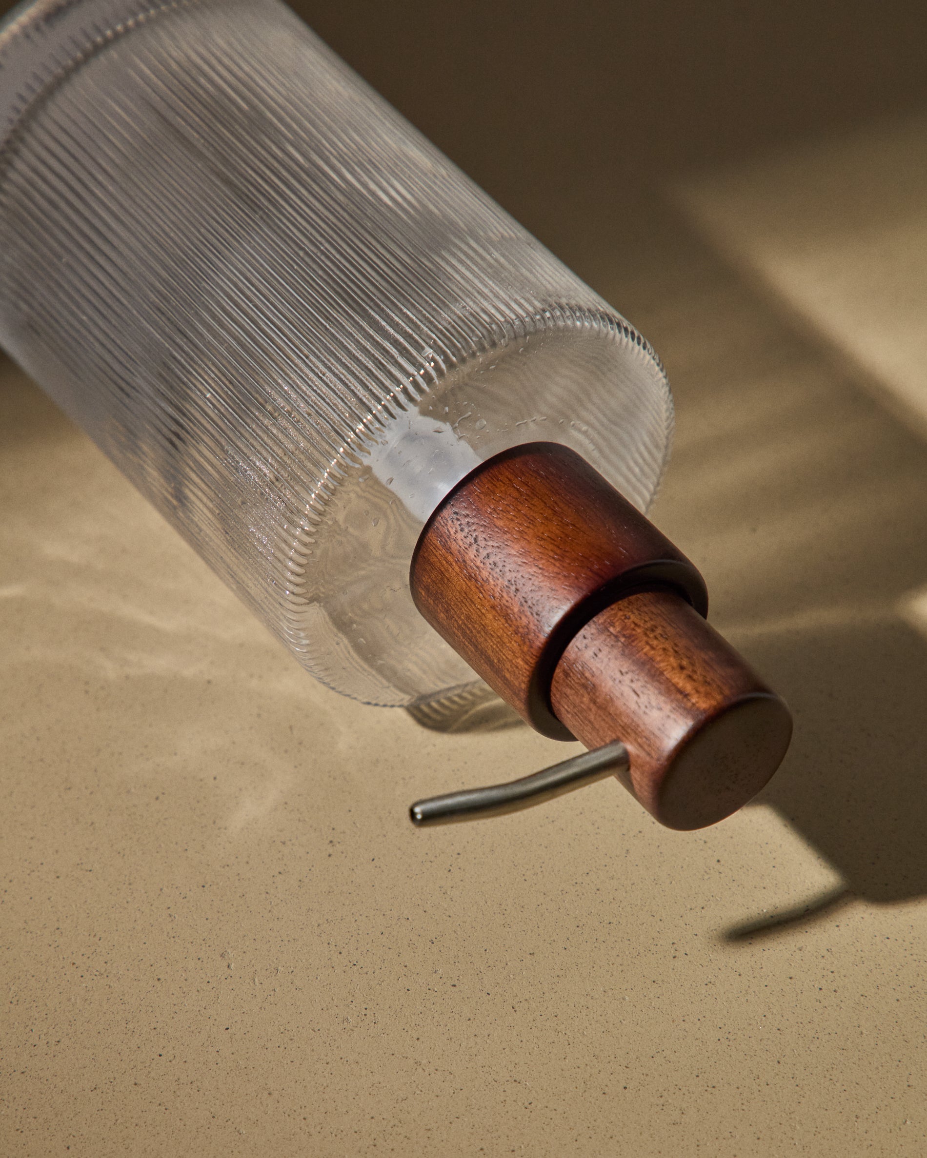 Arlem soap dispenser in clear glass and bamboo - Lifestyle