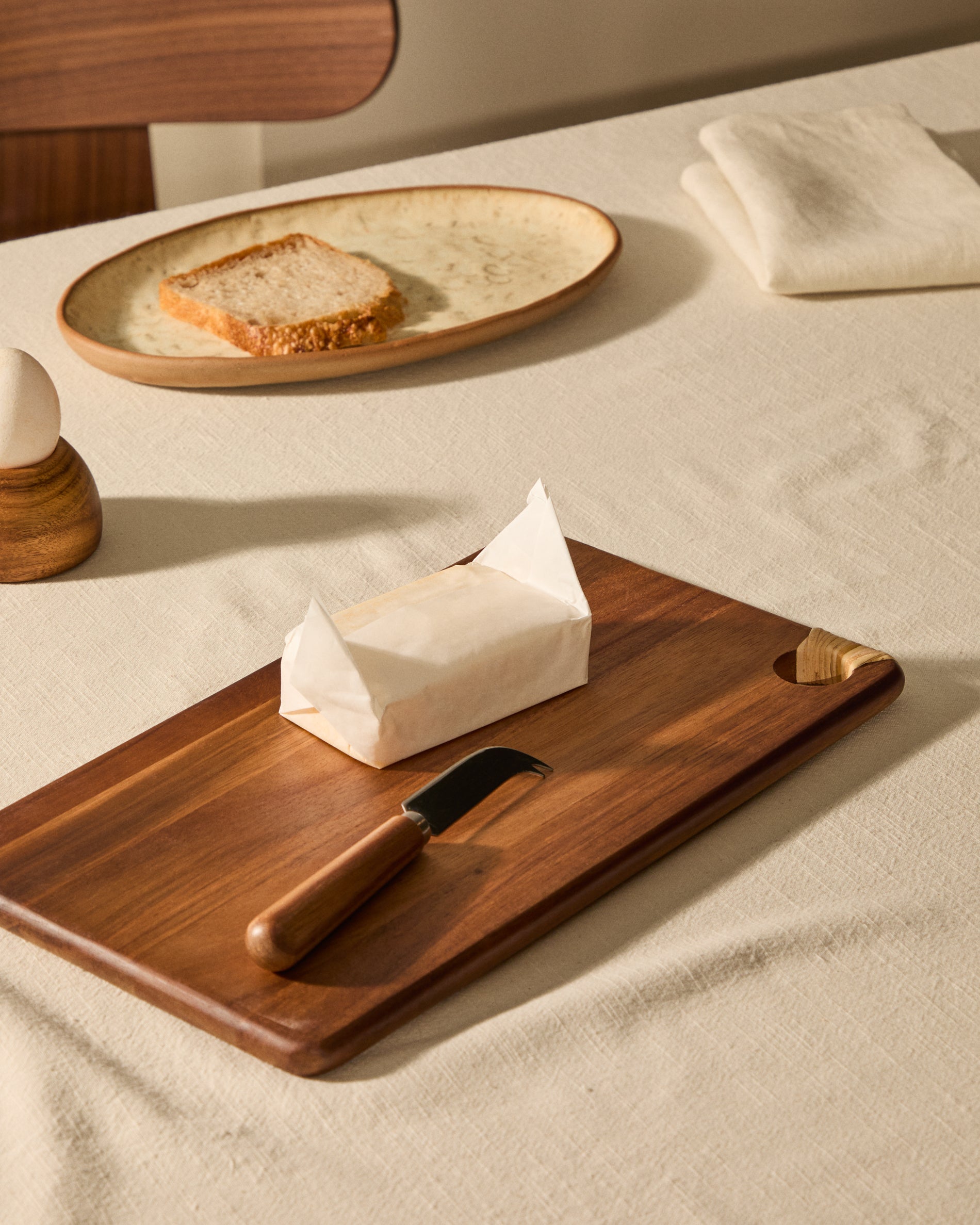 Sardis serving board in FSC 100% acacia wood and rattan 35 x 20 cm - Lifestyle
