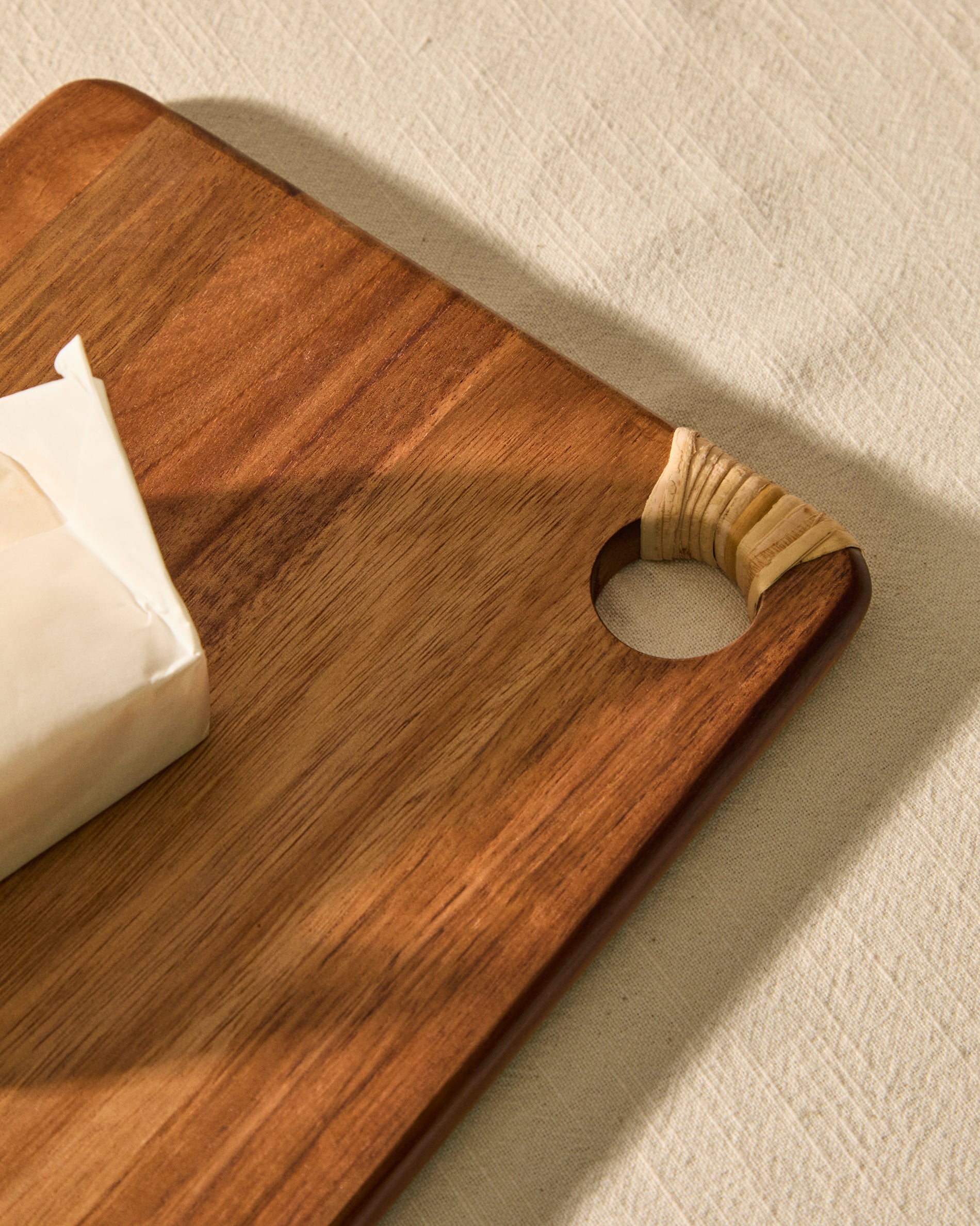 Sardis serving board in FSC 100% acacia wood and rattan 35 x 20 cm - Lifestyle