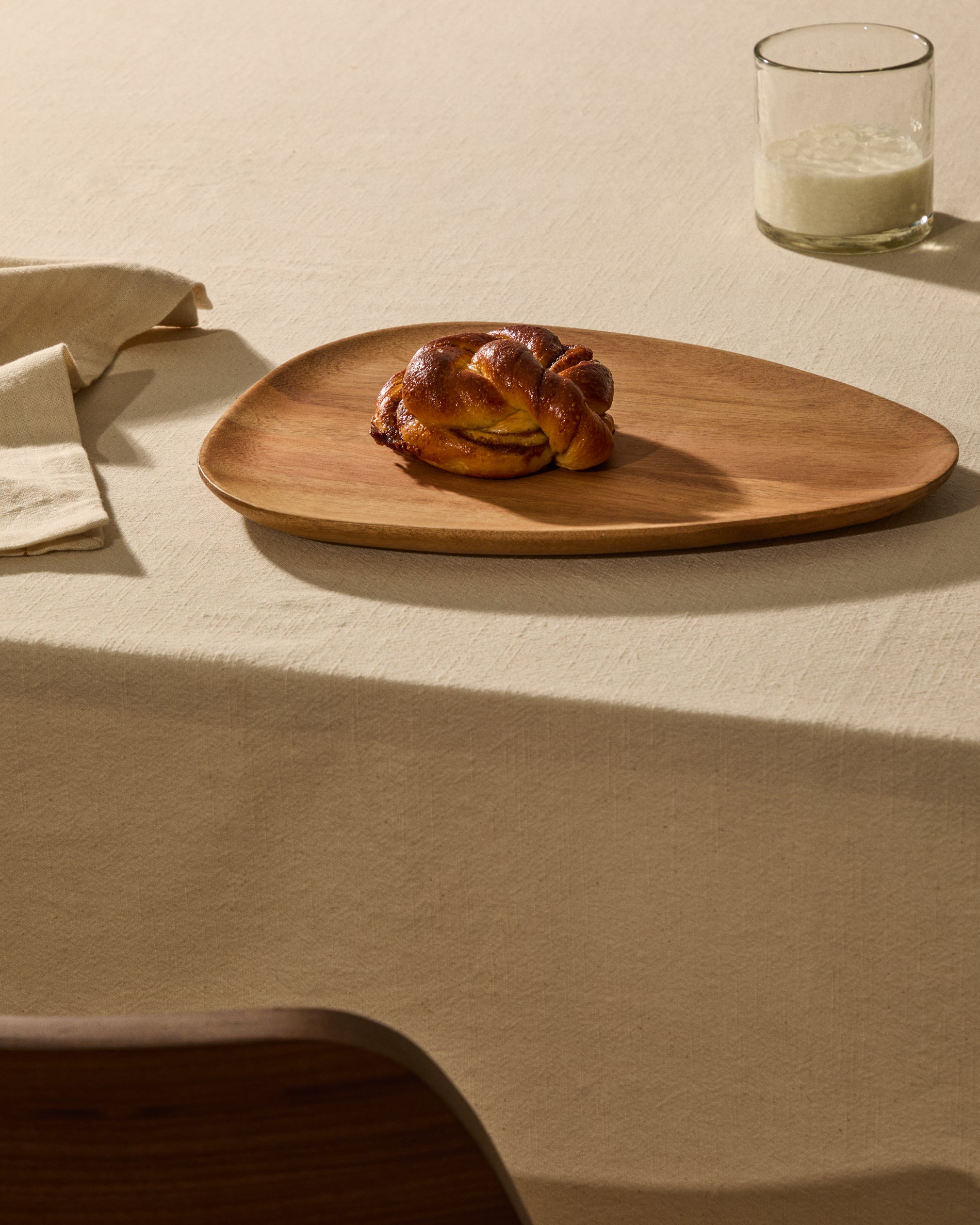 Nukha set of 2 serving boards in FSC 100% acacia wood - Lifestyle