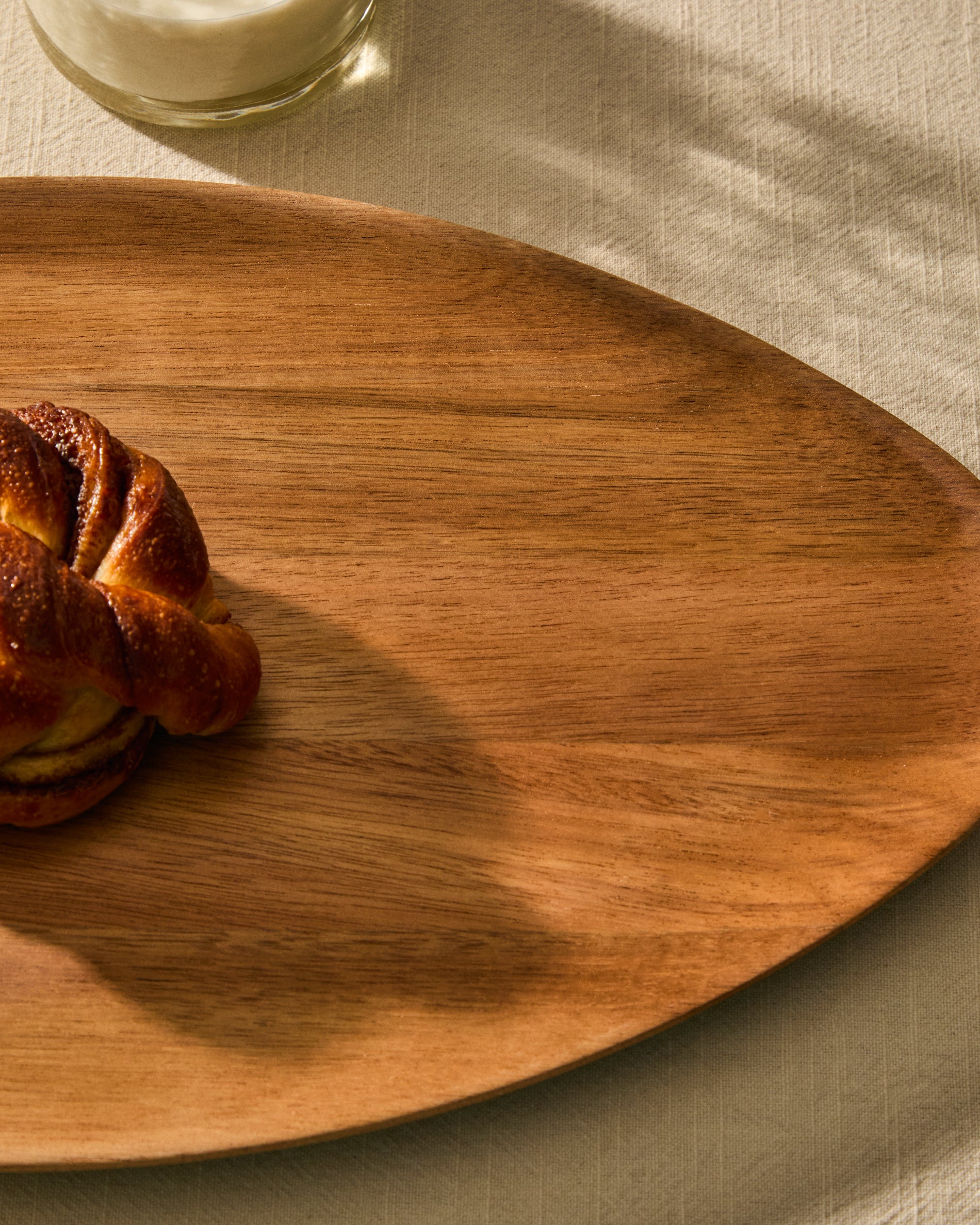 Nukha set of 2 serving boards in FSC 100% acacia wood - Lifestyle