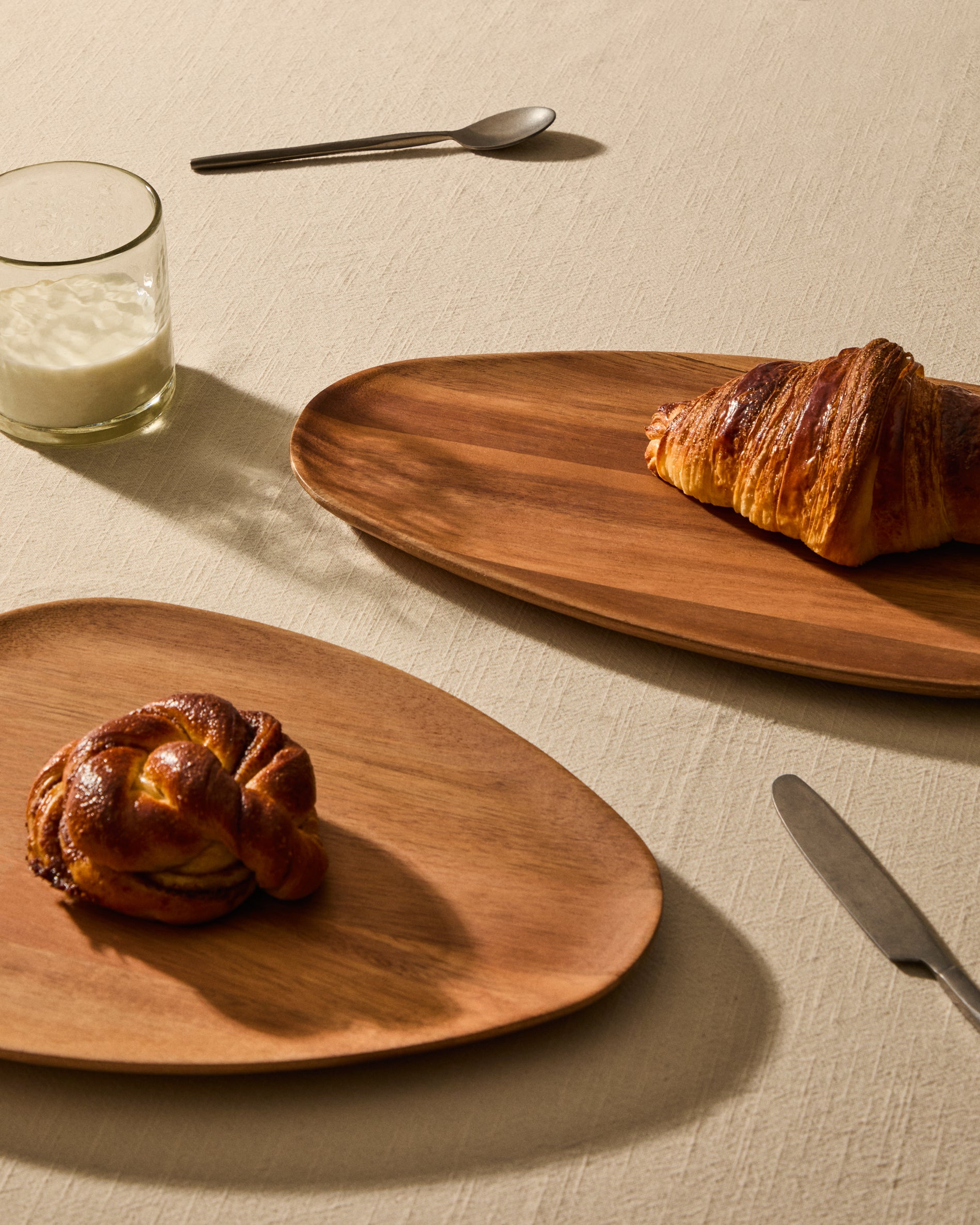 Nukha set of 2 serving boards in FSC 100% acacia wood - Lifestyle