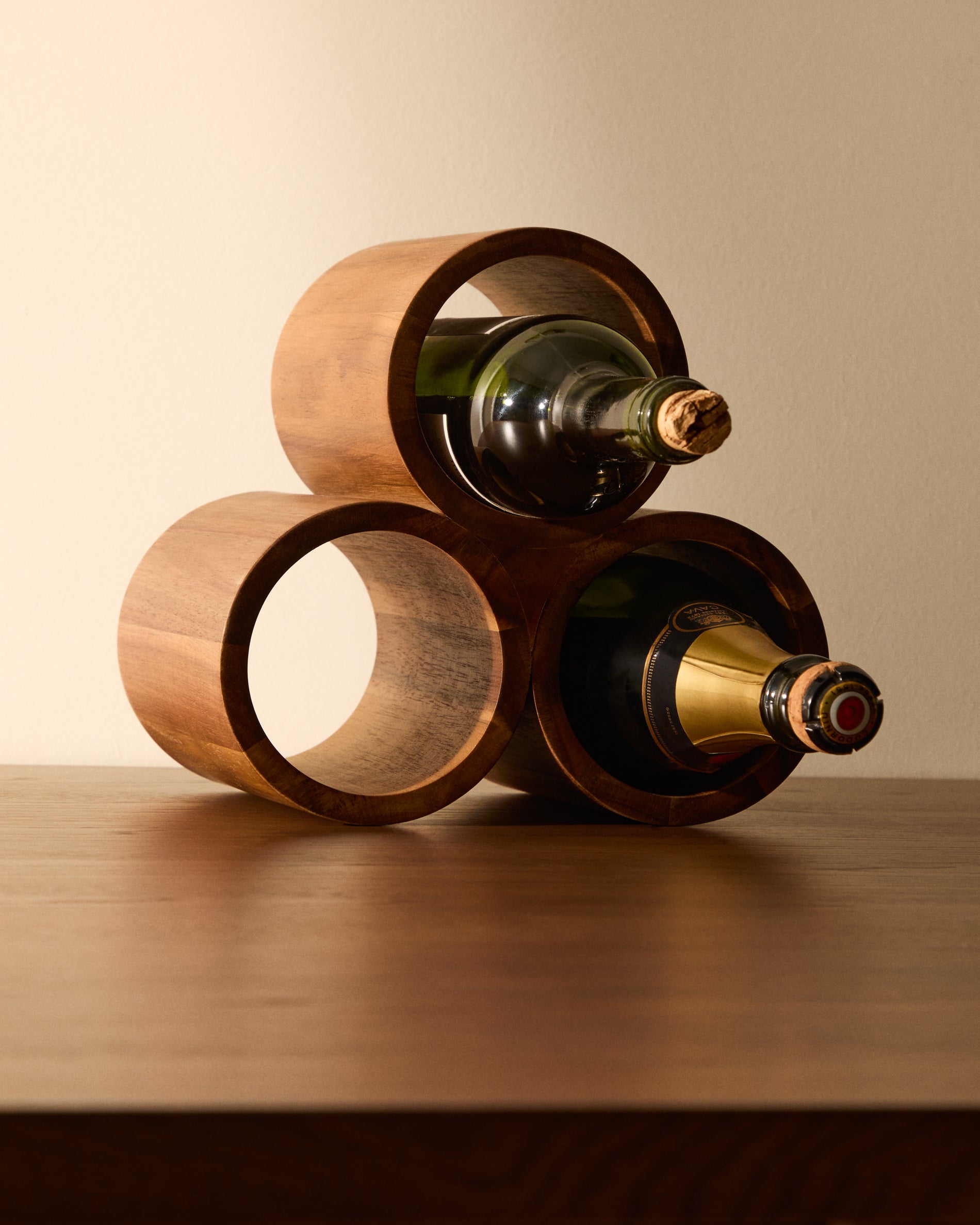 Sesilu small bottle rack in FSC 100% acacia wood - Lifestyle