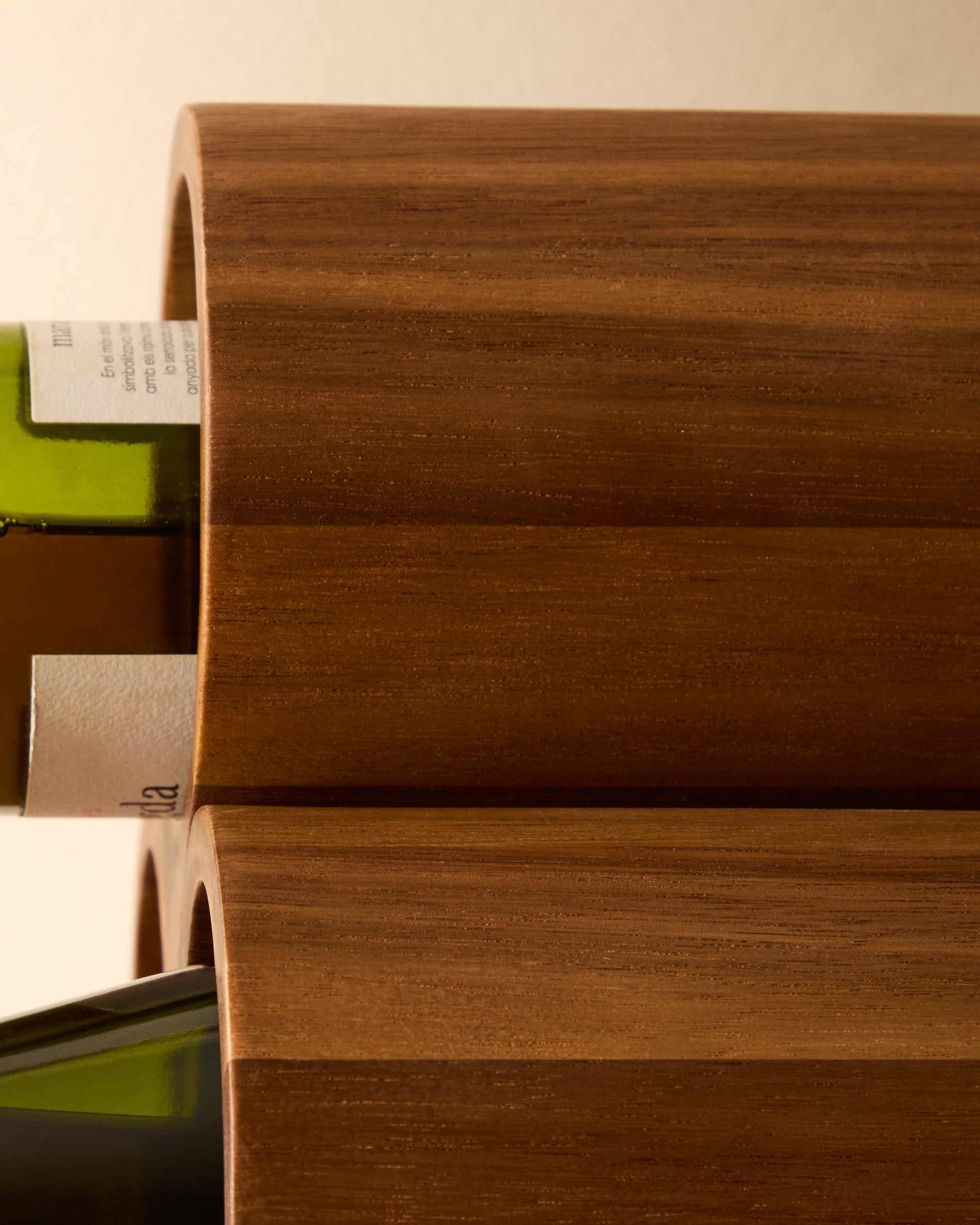 Sesilu small bottle rack in FSC 100% acacia wood - Lifestyle