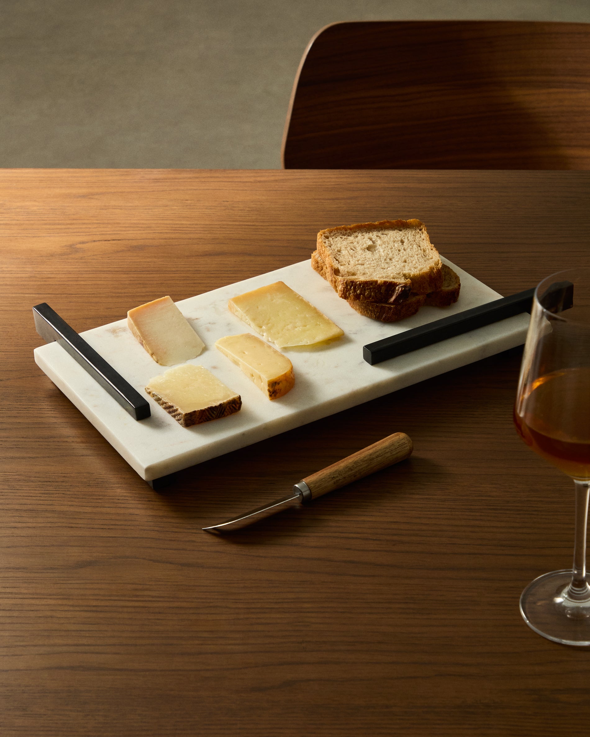 Vira serving board in white marble and black metal - Lifestyle