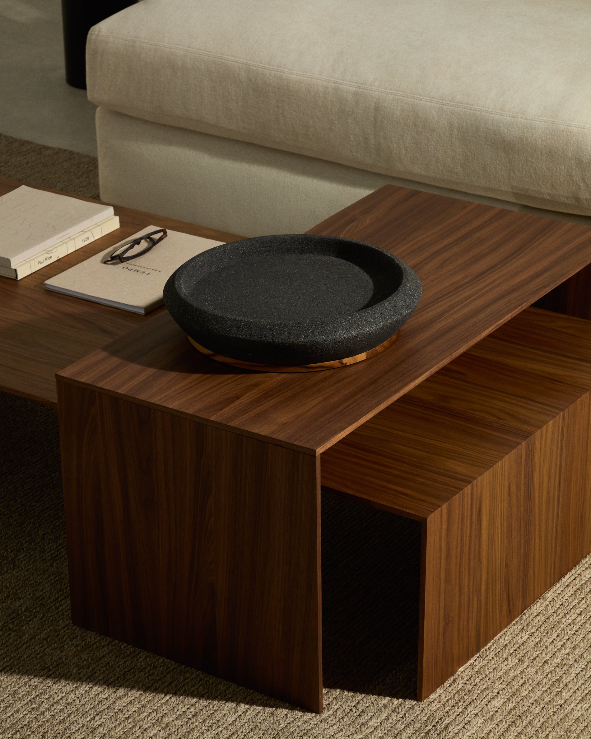 Naro centrepiece in black stone and teak wood Ø38cm - Lifestyle