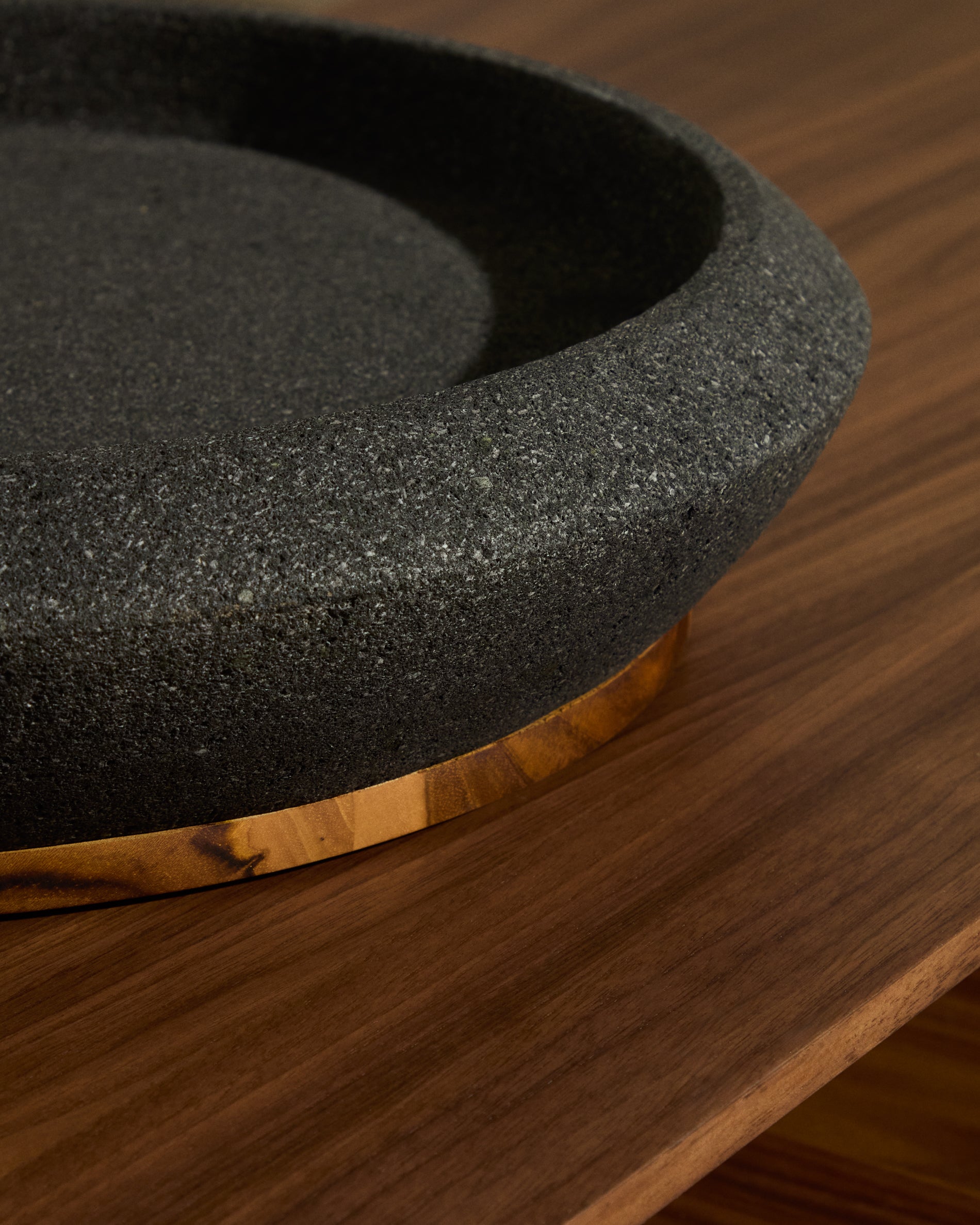 Naro centrepiece in black stone and teak wood Ø38cm - Lifestyle