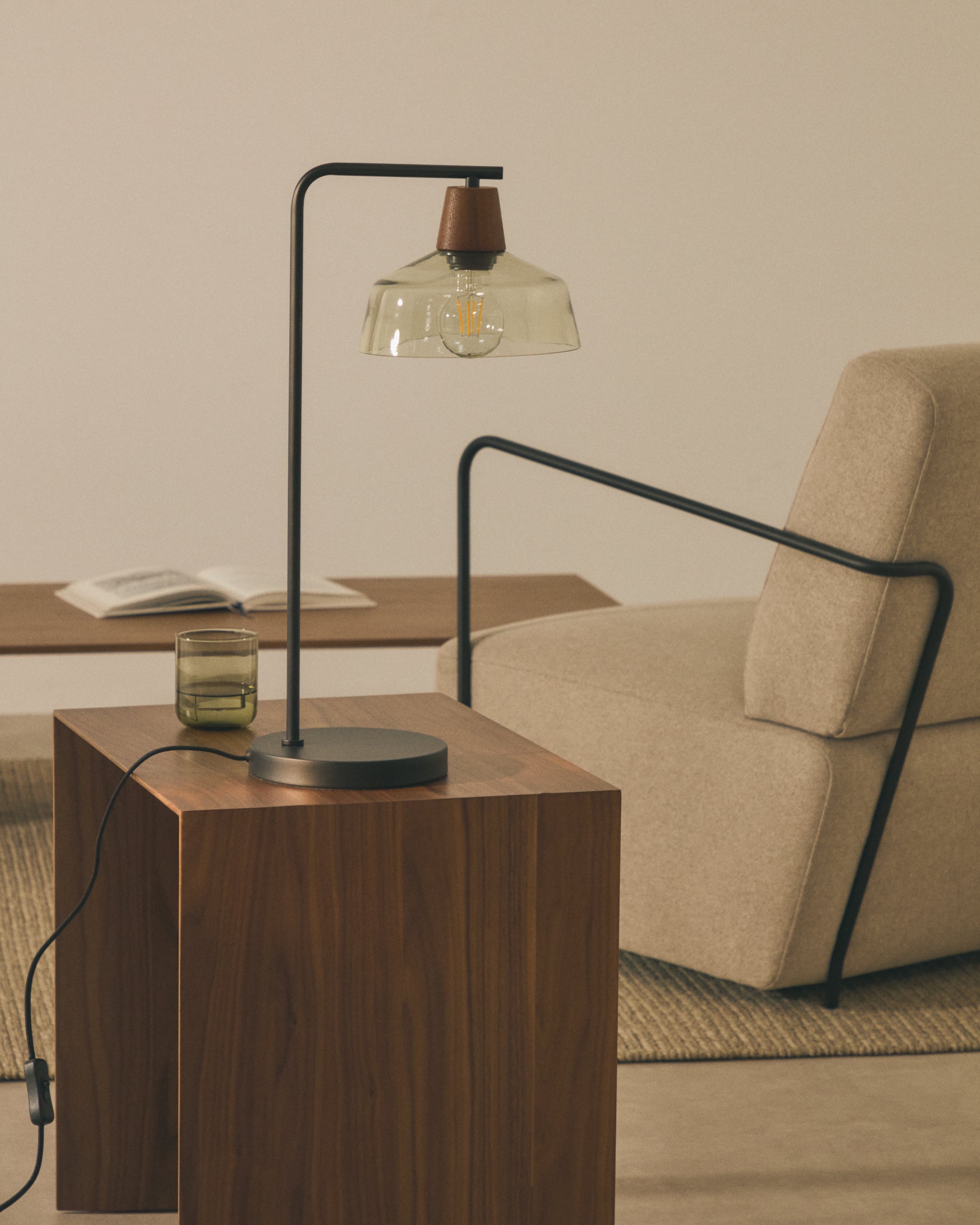 Silex table lamp with a metal foot in green glass - Lifestyle