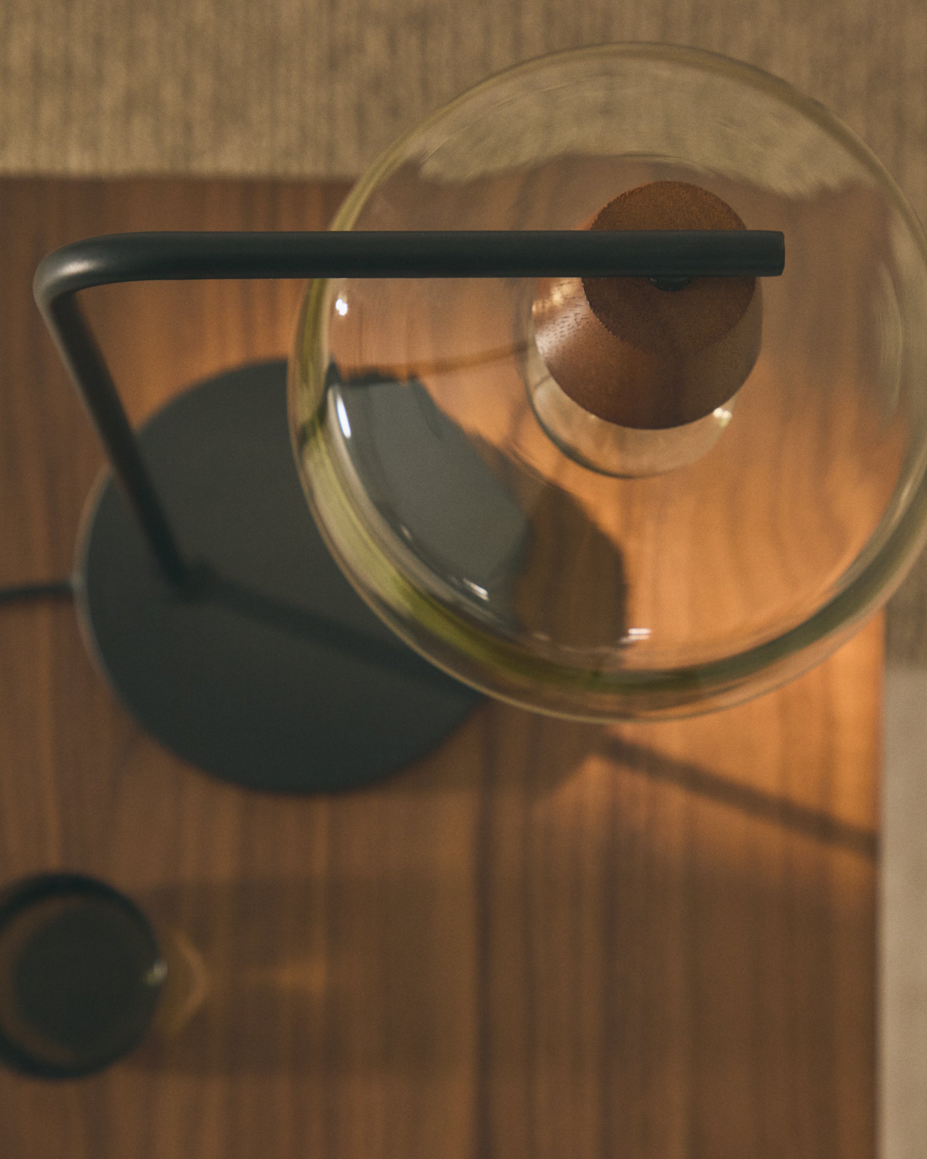 Silex table lamp with a metal foot in green glass - Lifestyle