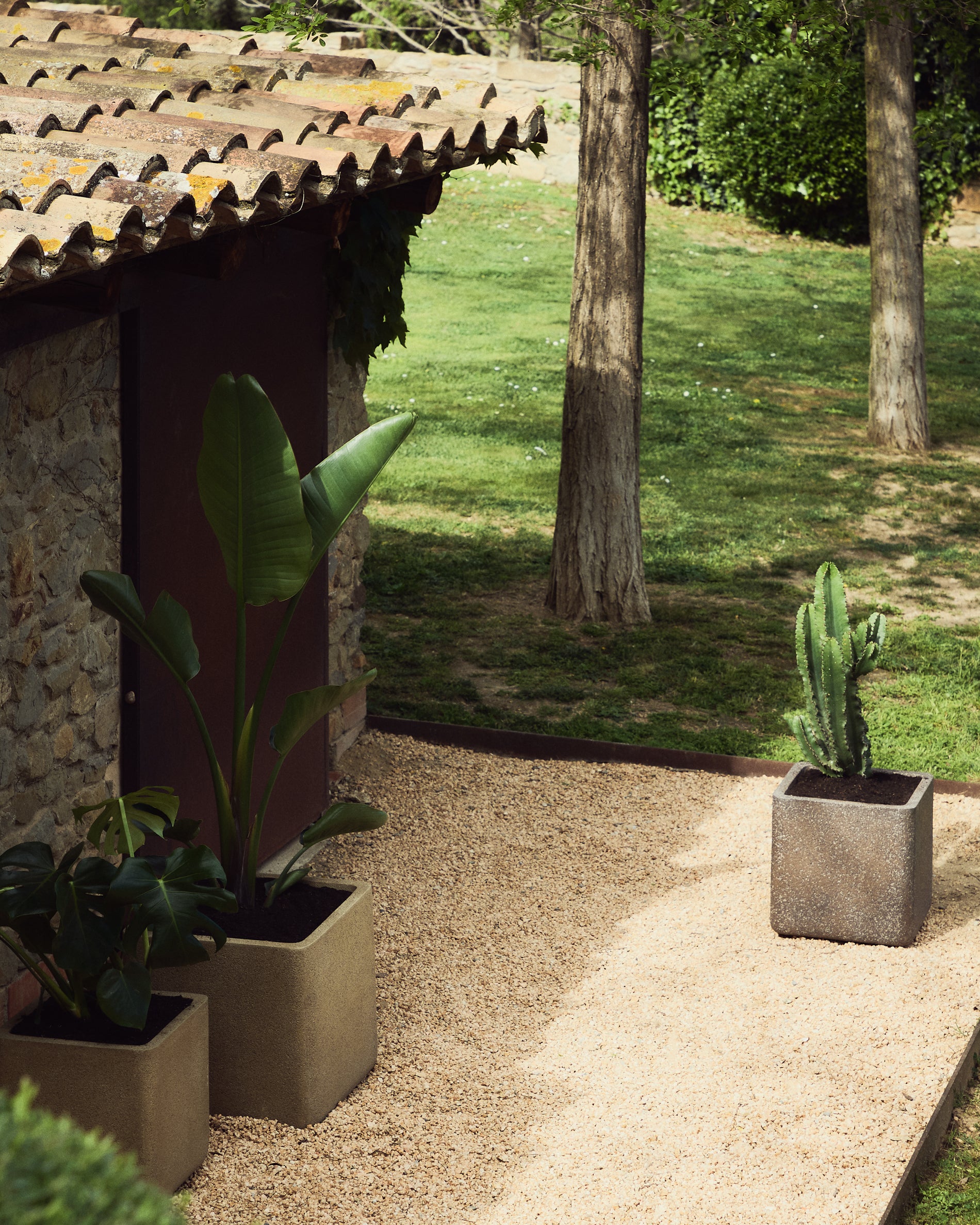 Set of 2 Minoa planters with brown stone effect 44 x 44 cm - Lifestyle
