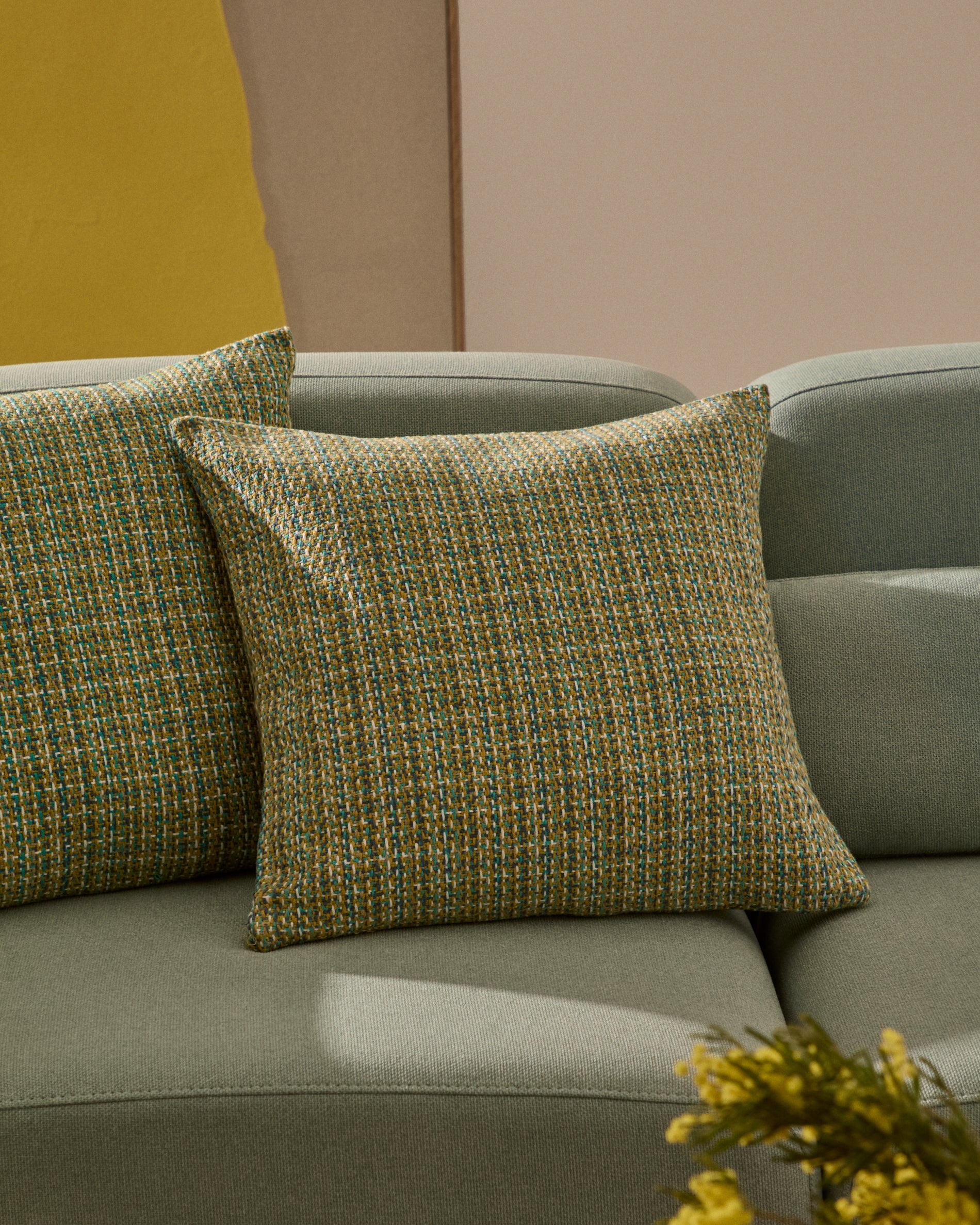 Nivara cushion cover with green structured fabric 50 x 50cm - Lifestyle