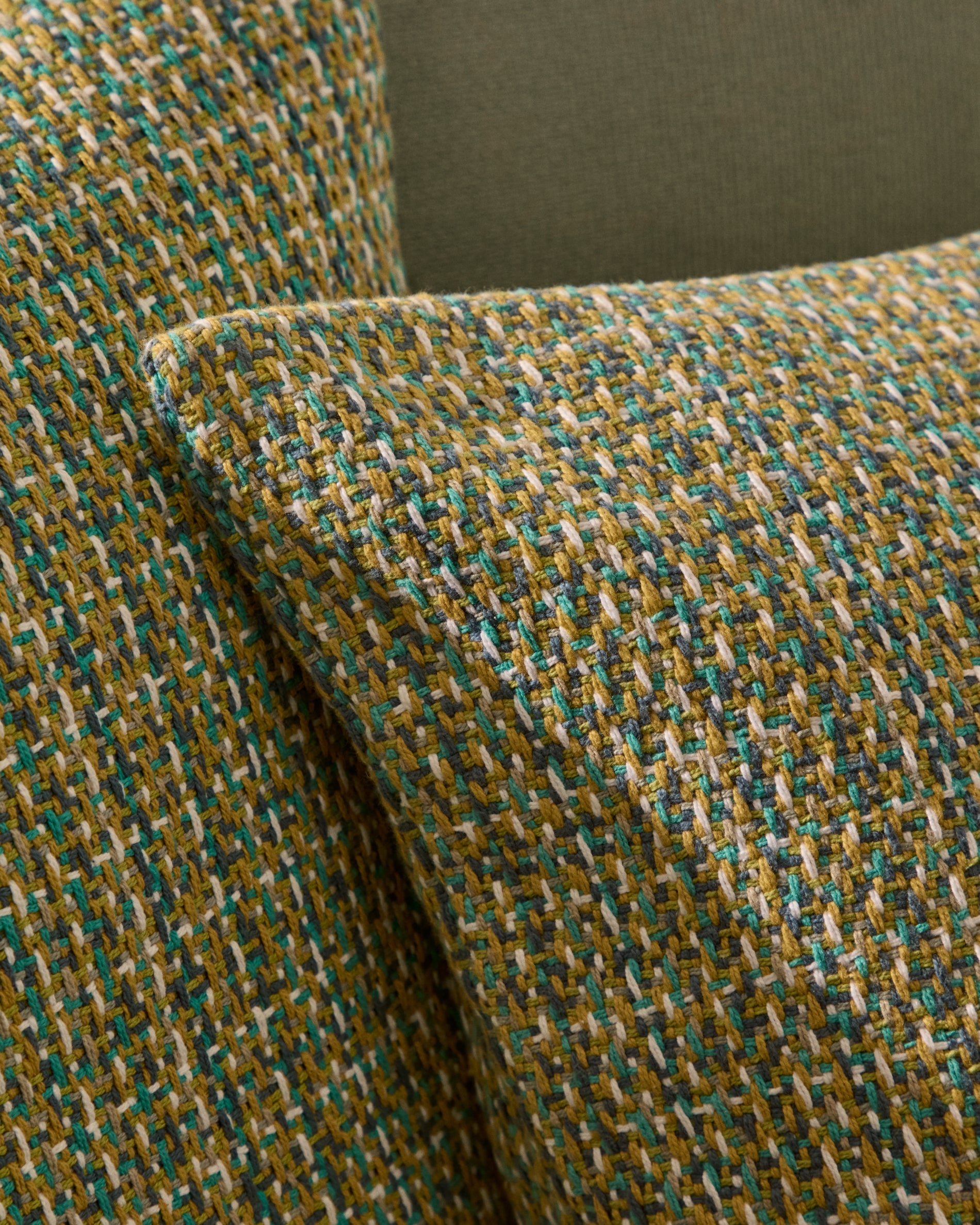 Nivara cushion cover with green structured fabric 50 x 50cm - Lifestyle