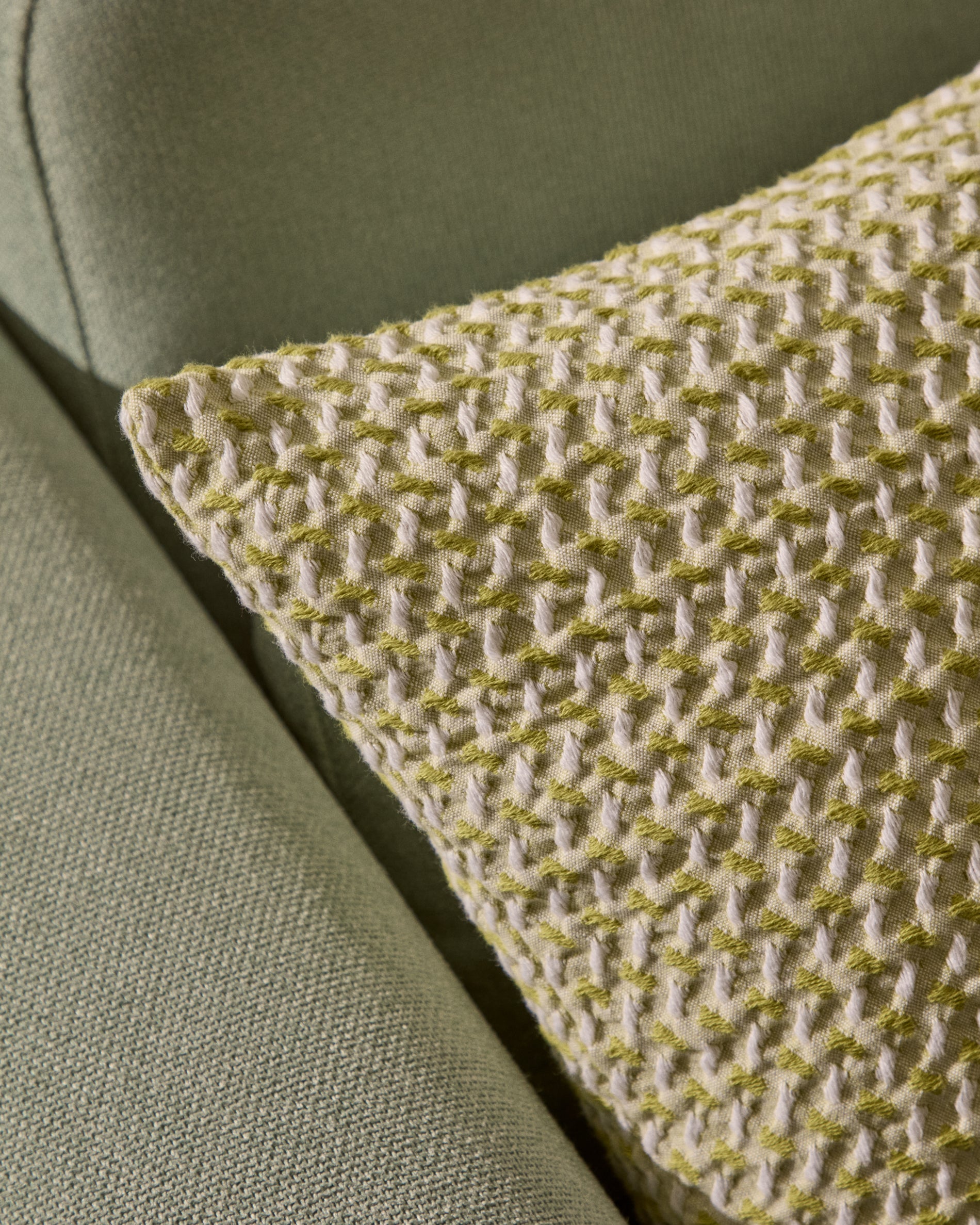 Lunira cushion cover with green waffle structure fabric 50 x 50cm - Lifestyle