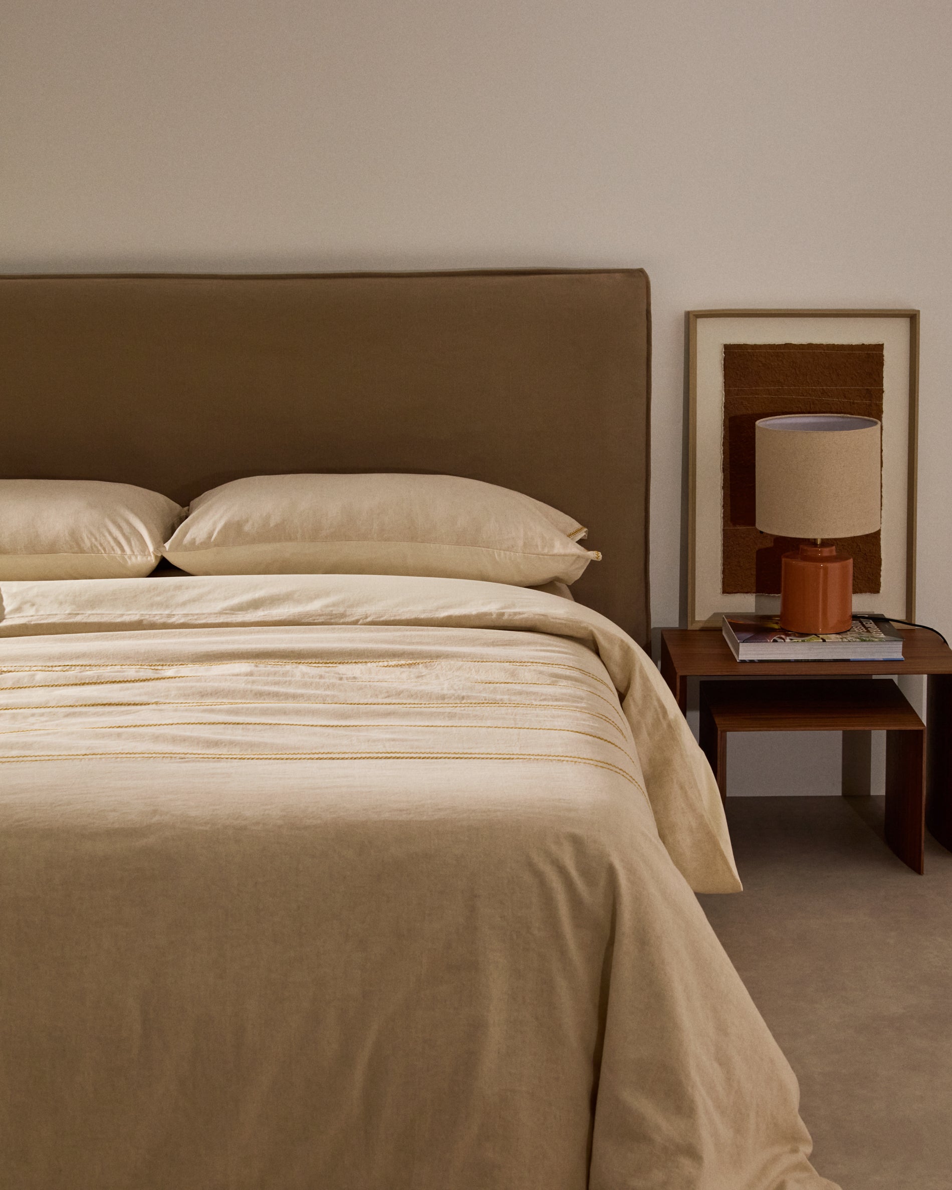 Linara Set of Duvet Cover and Pillowcases in Beige Cotton and Linen for 180cm Bed - Lifestyle