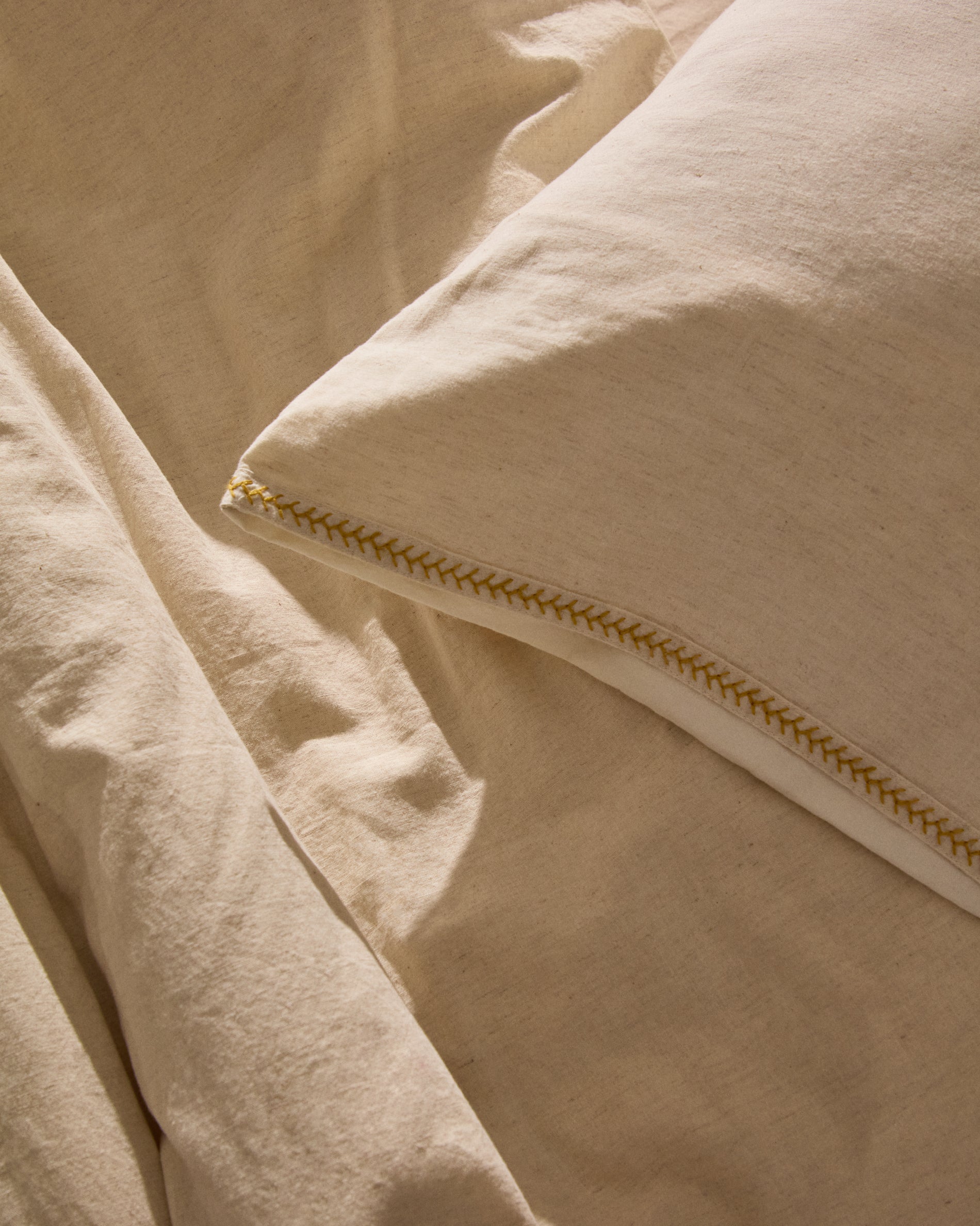 Linara Set of Duvet Cover and Pillowcases in Beige Cotton and Linen for 180cm Bed - Lifestyle