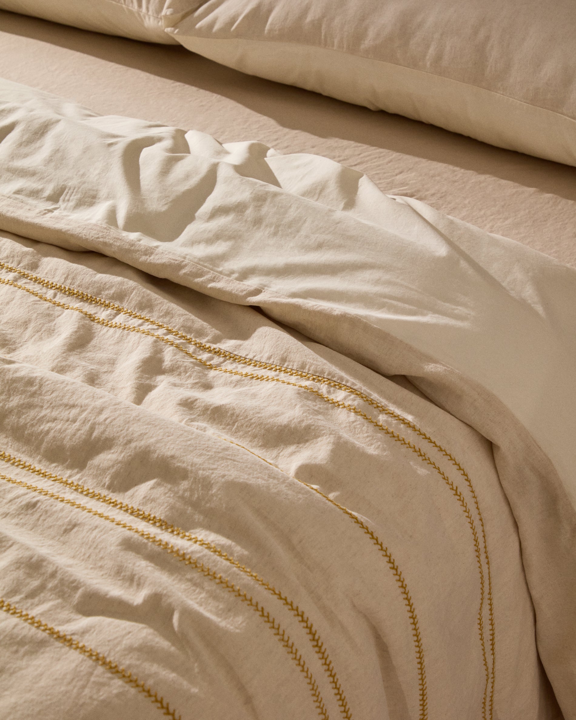 Linara Set of Duvet Cover and Pillowcases in Beige Cotton and Linen for 180cm Bed - Lifestyle