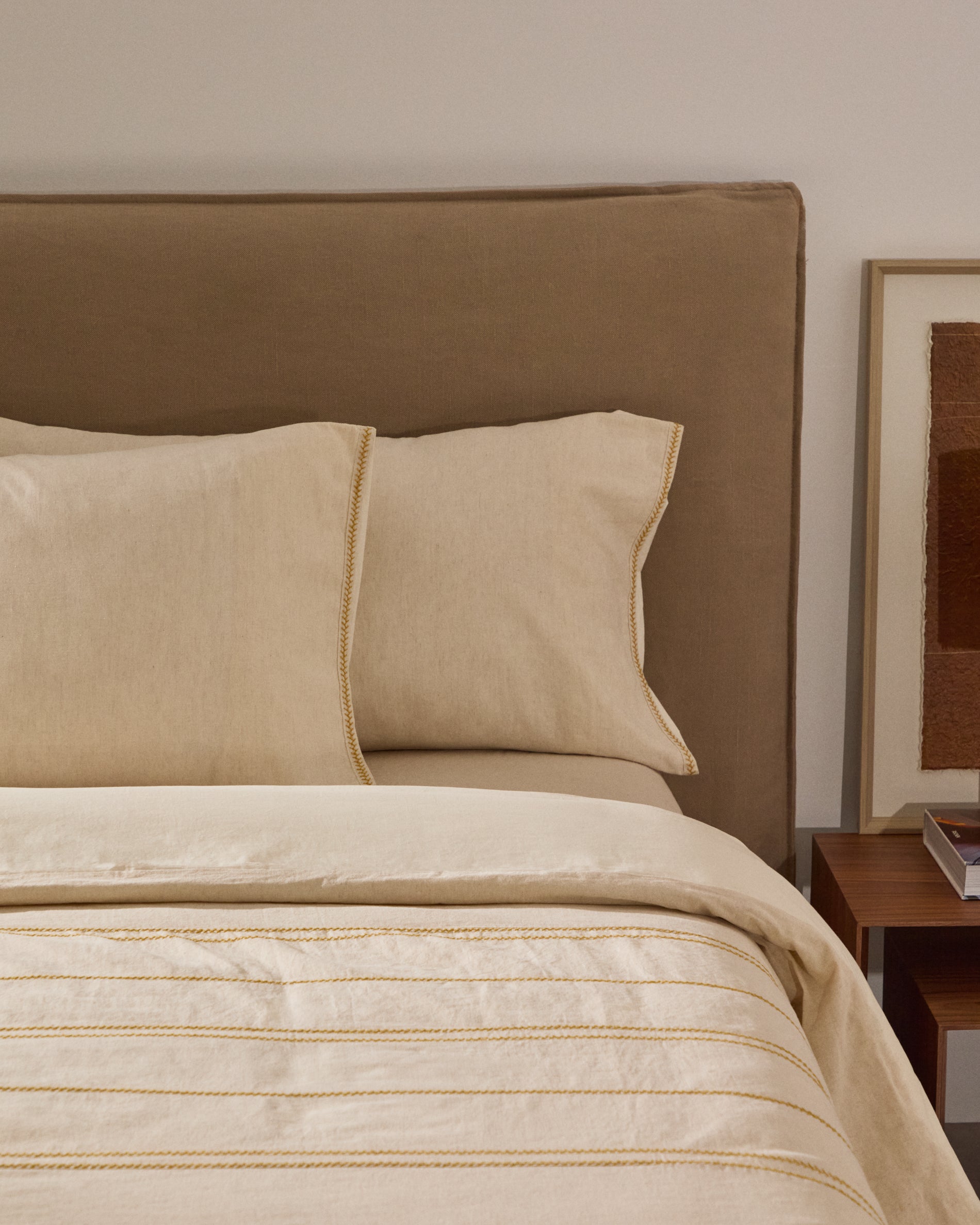 Linara Set of Duvet Cover and Pillowcases in Beige Cotton and Linen 90 cm Bed - Lifestyle