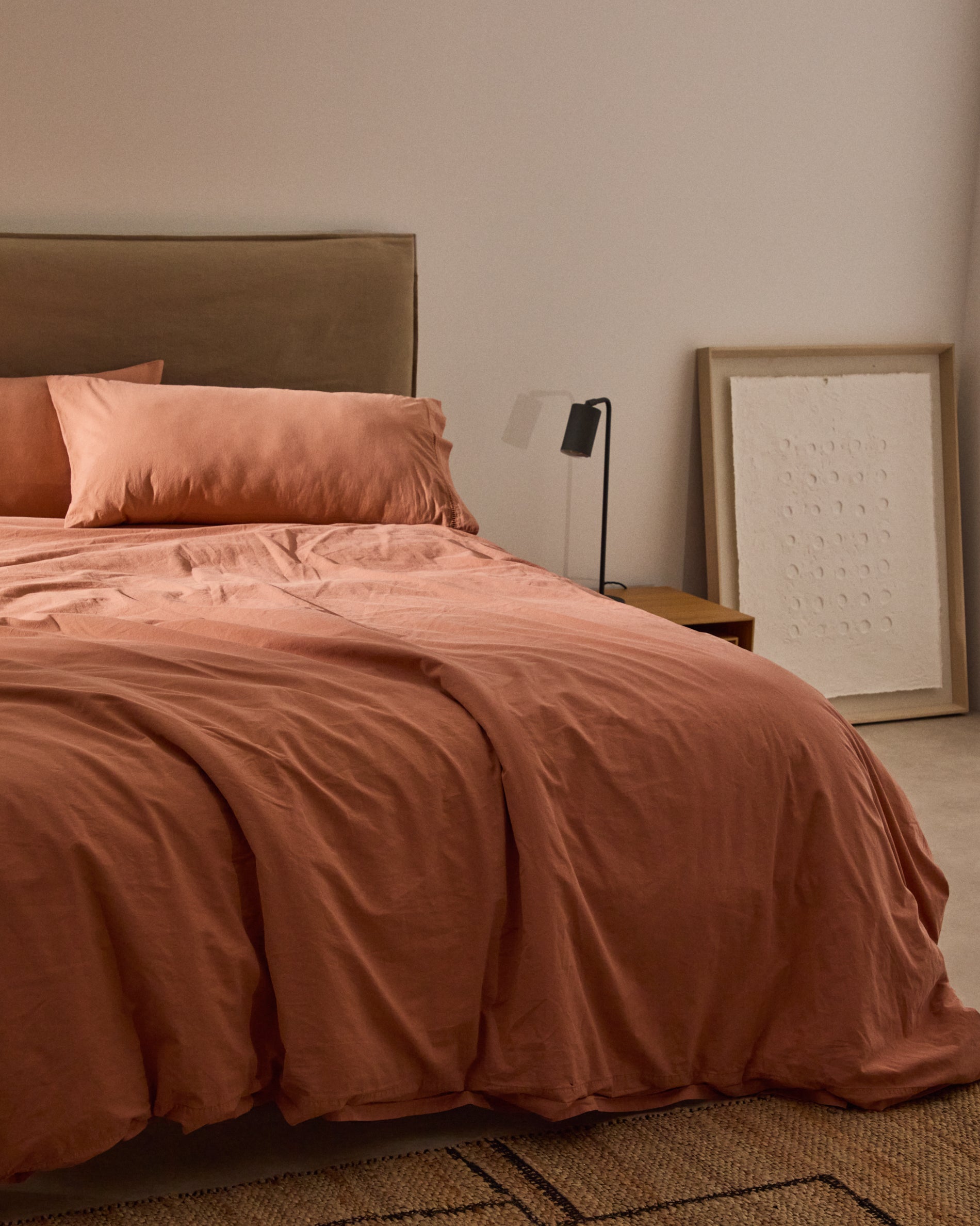 Caline Set of Duvet Cover and Pillowcases in 100% Cotton Terracotta 180 cm Bed - Lifestyle