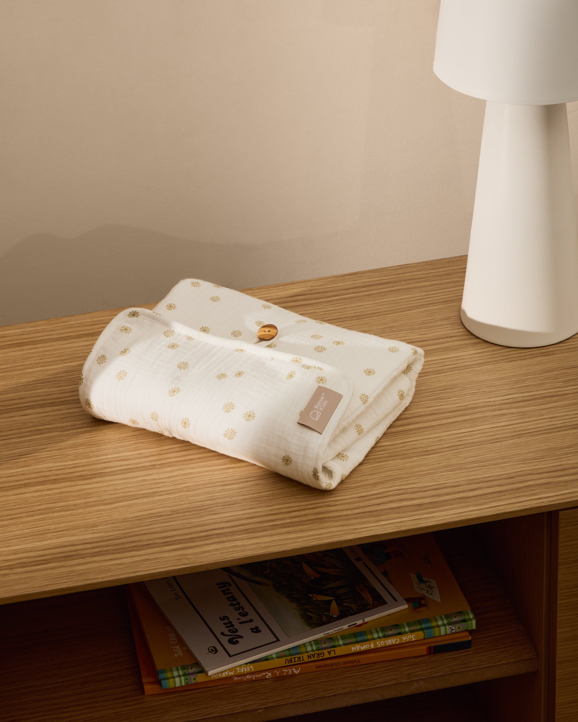 Olna travel changing mat in 100% cotton with a sun print - Lifestyle