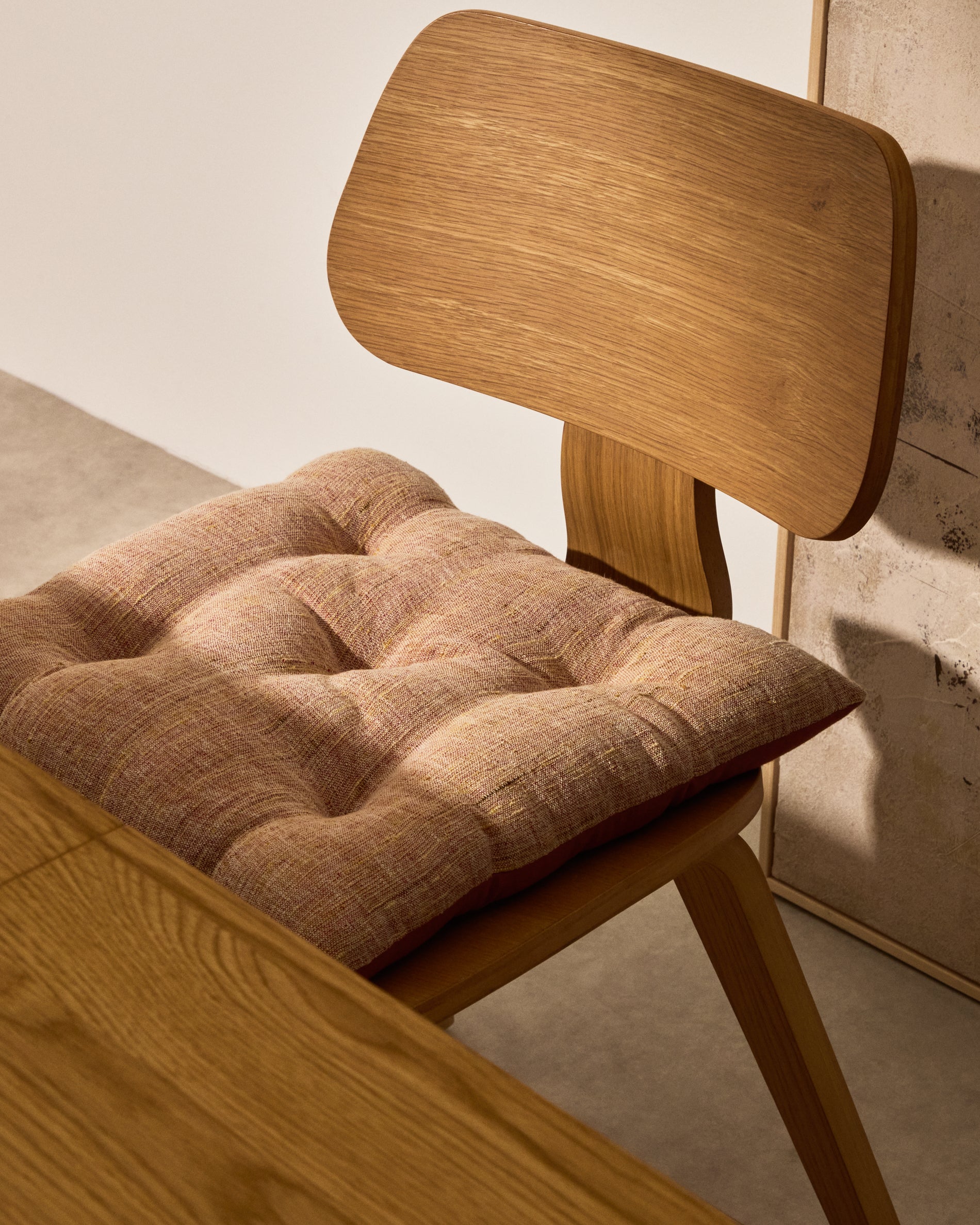 Aren pink chair cushion 45 x 45cm - Lifestyle