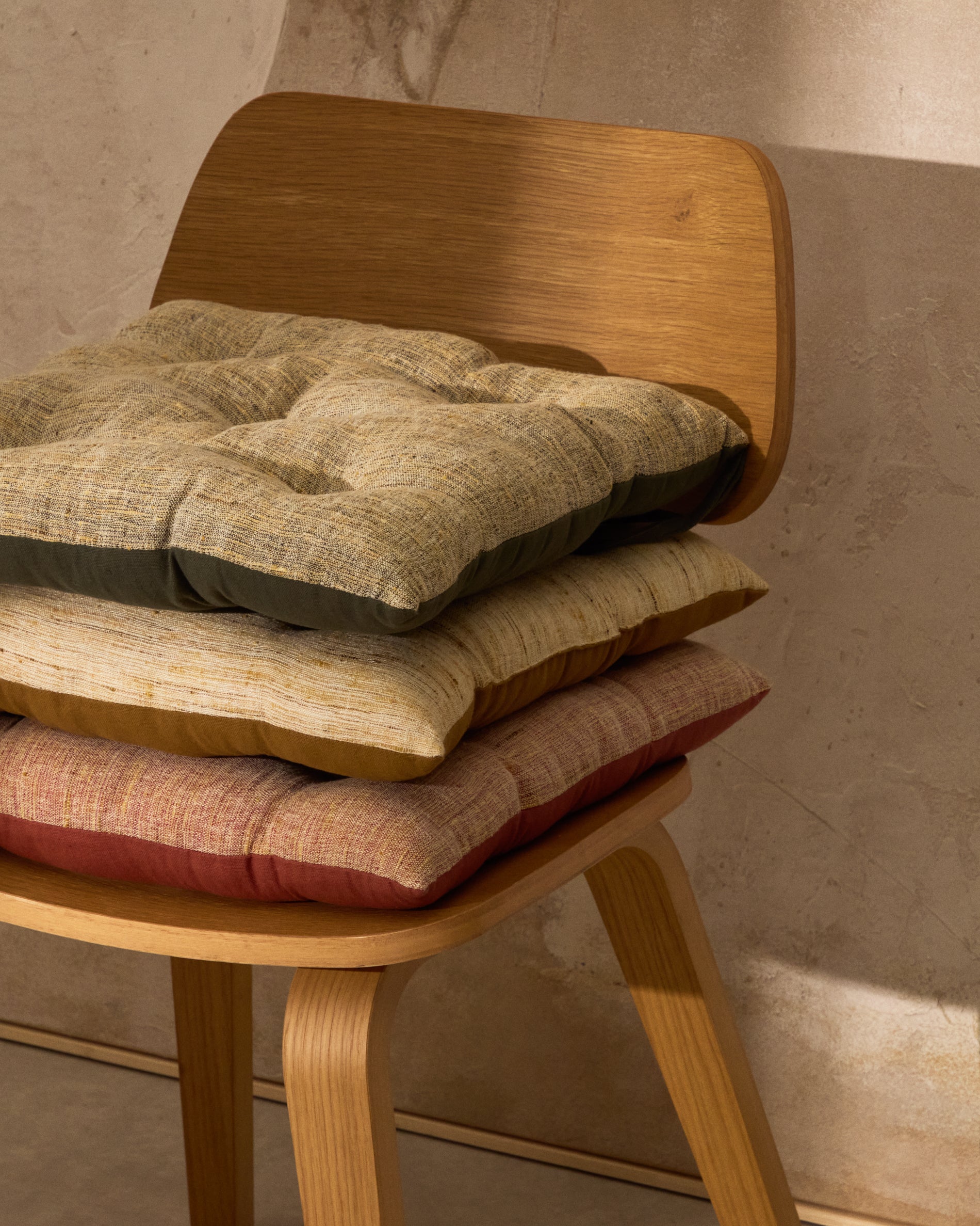Aren pink chair cushion 45 x 45cm - Lifestyle