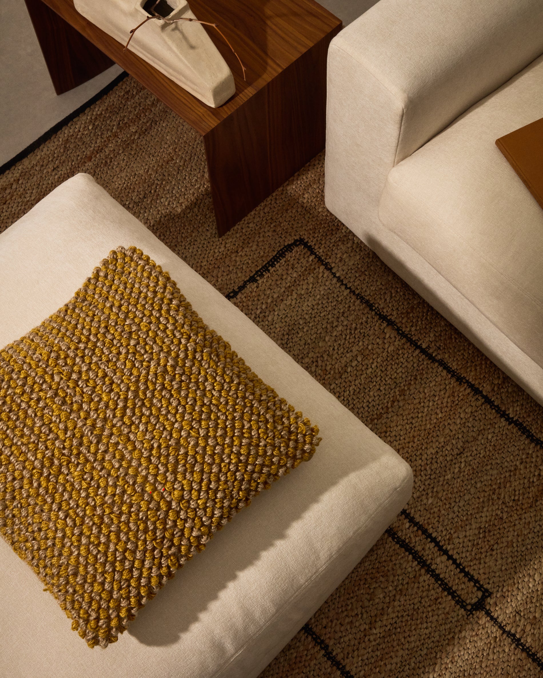 Sayen mustard jute cushion cover 50 x 50 cm - Lifestyle
