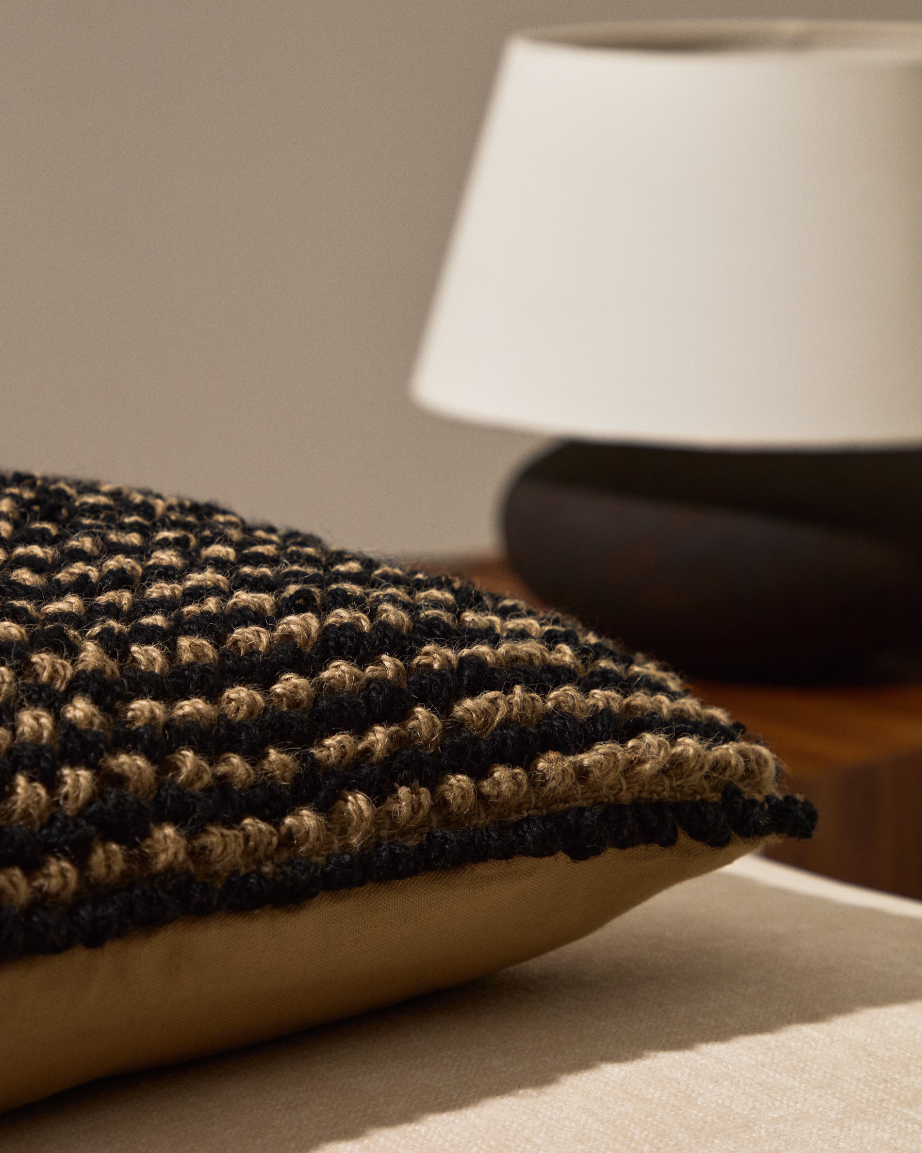Sayen black jute cushion cover 50 x 50 cm - Lifestyle