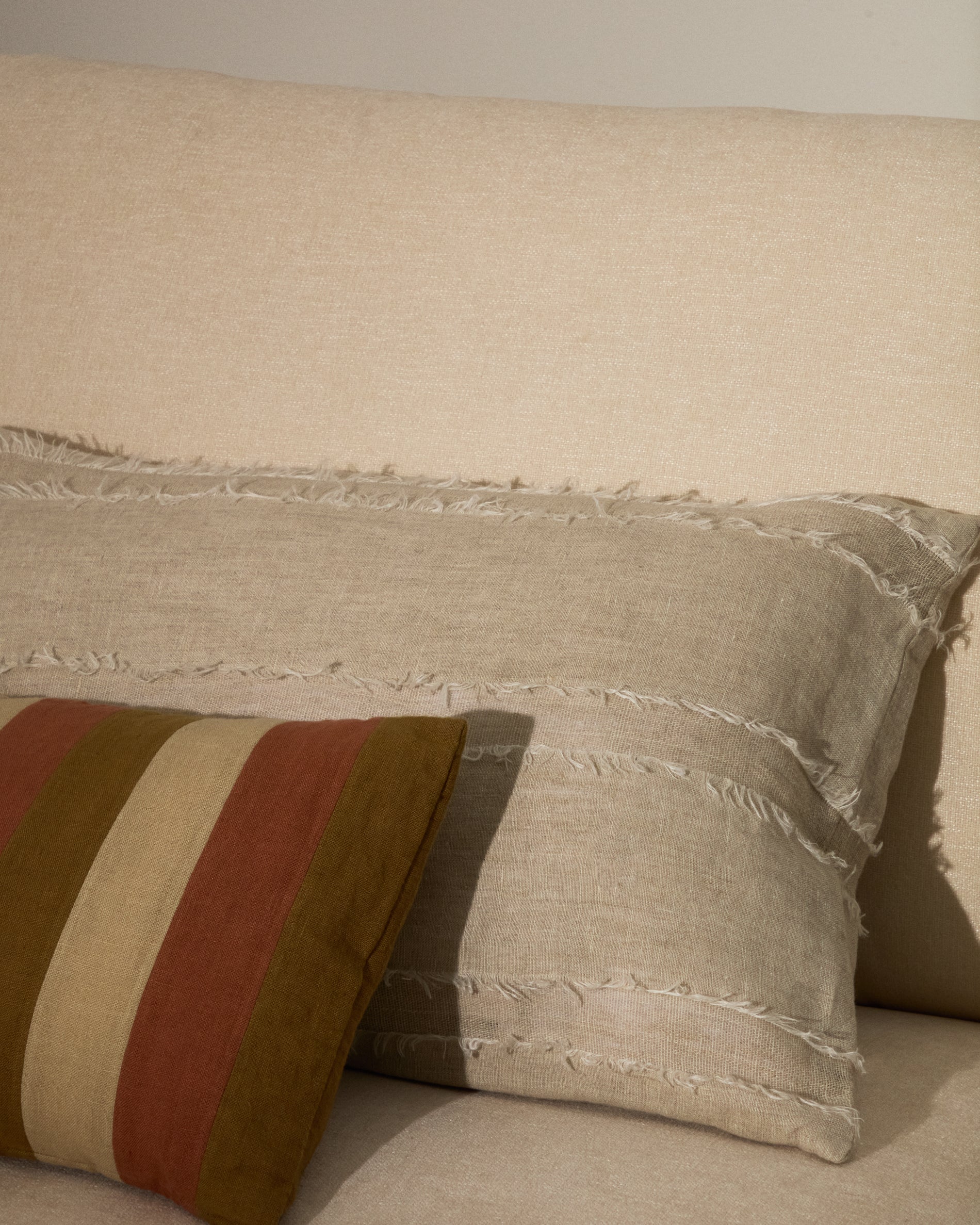 Neris beige 100% linen cushion cover 40 x 60cm - Lifestyle