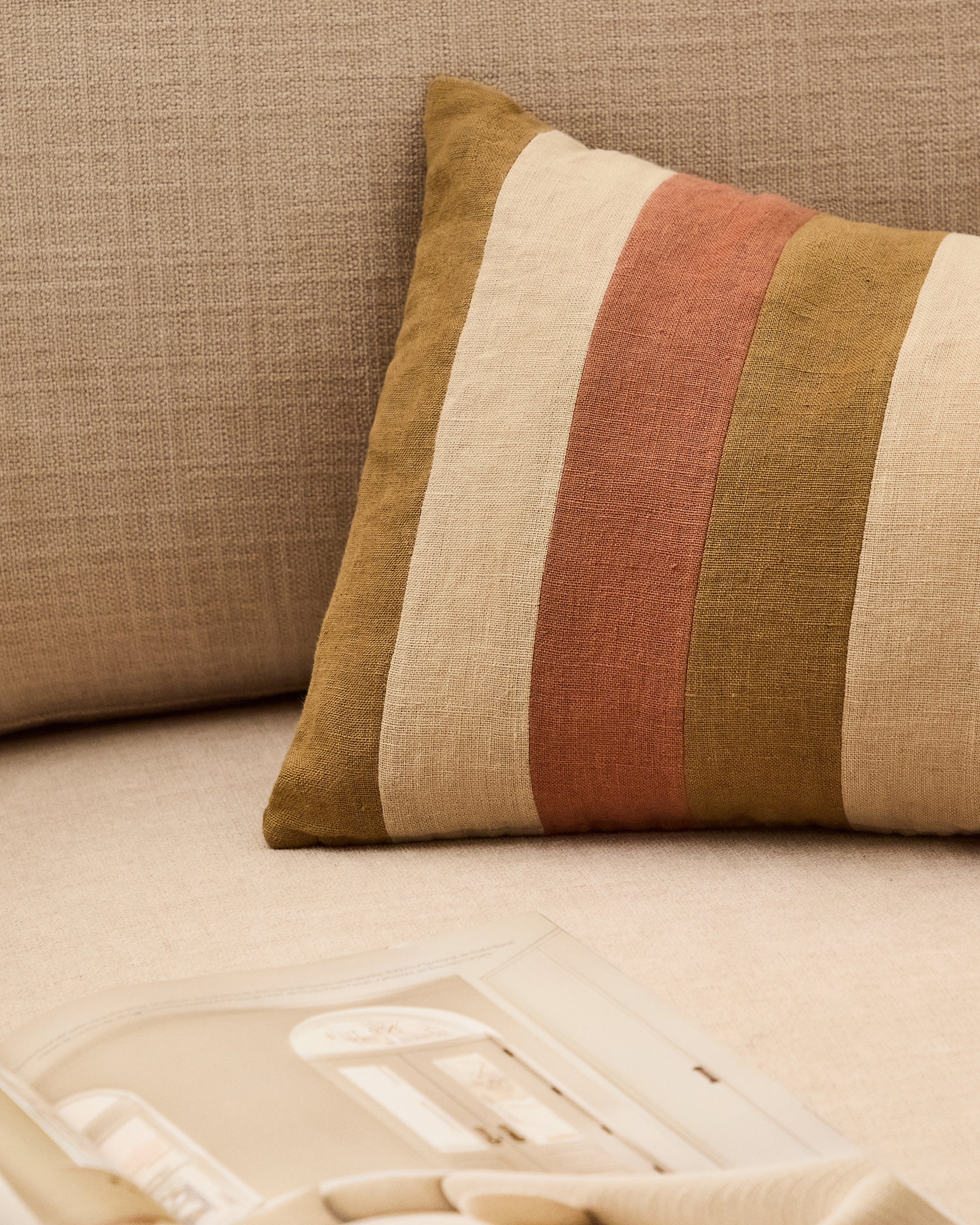 Nivran multicoloured striped 100% linen cushion cover 30 x 50cm - Lifestyle