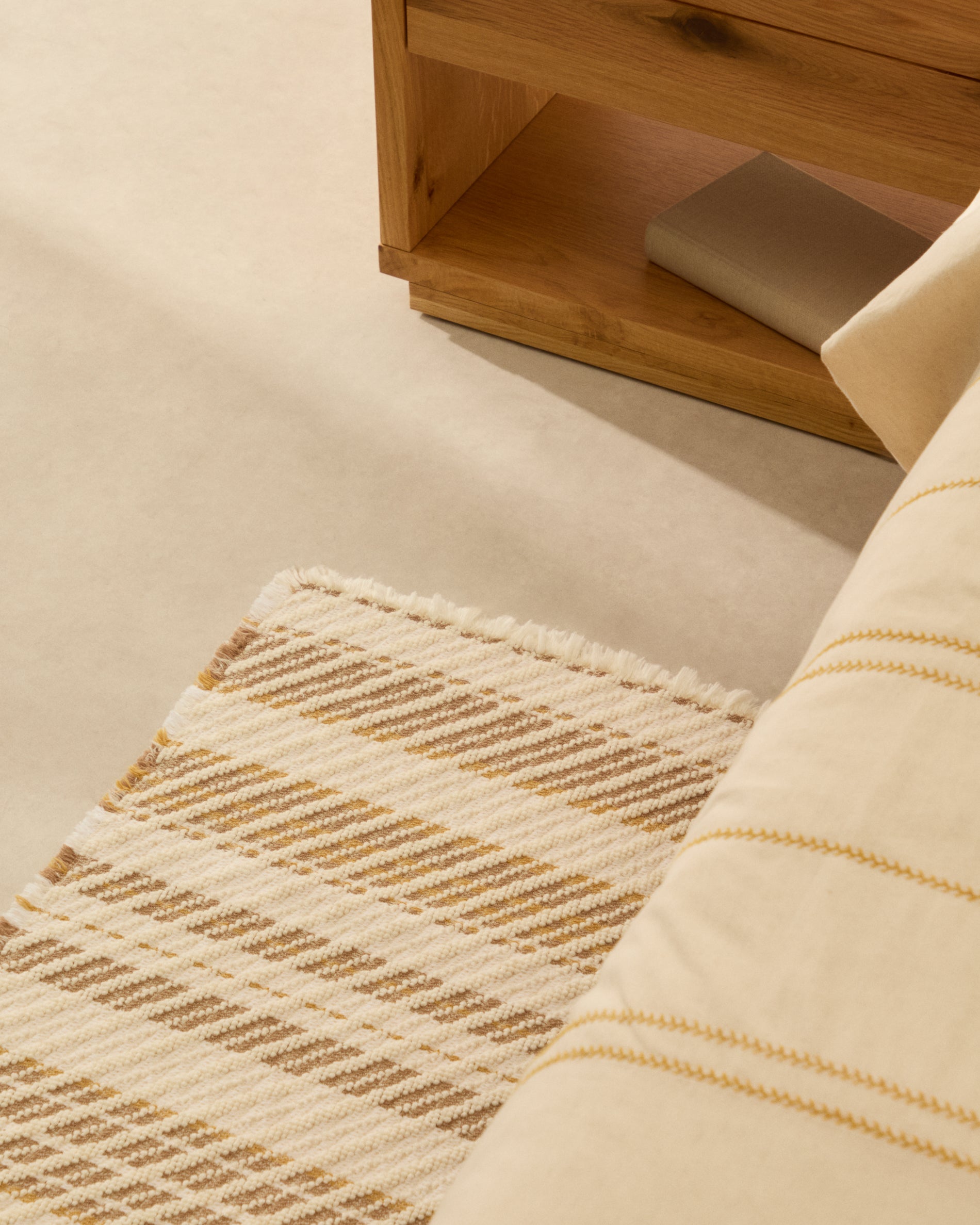 Milda white and beige 100% cotton bathmat with fringe detail 50 x 70cm - Lifestyle