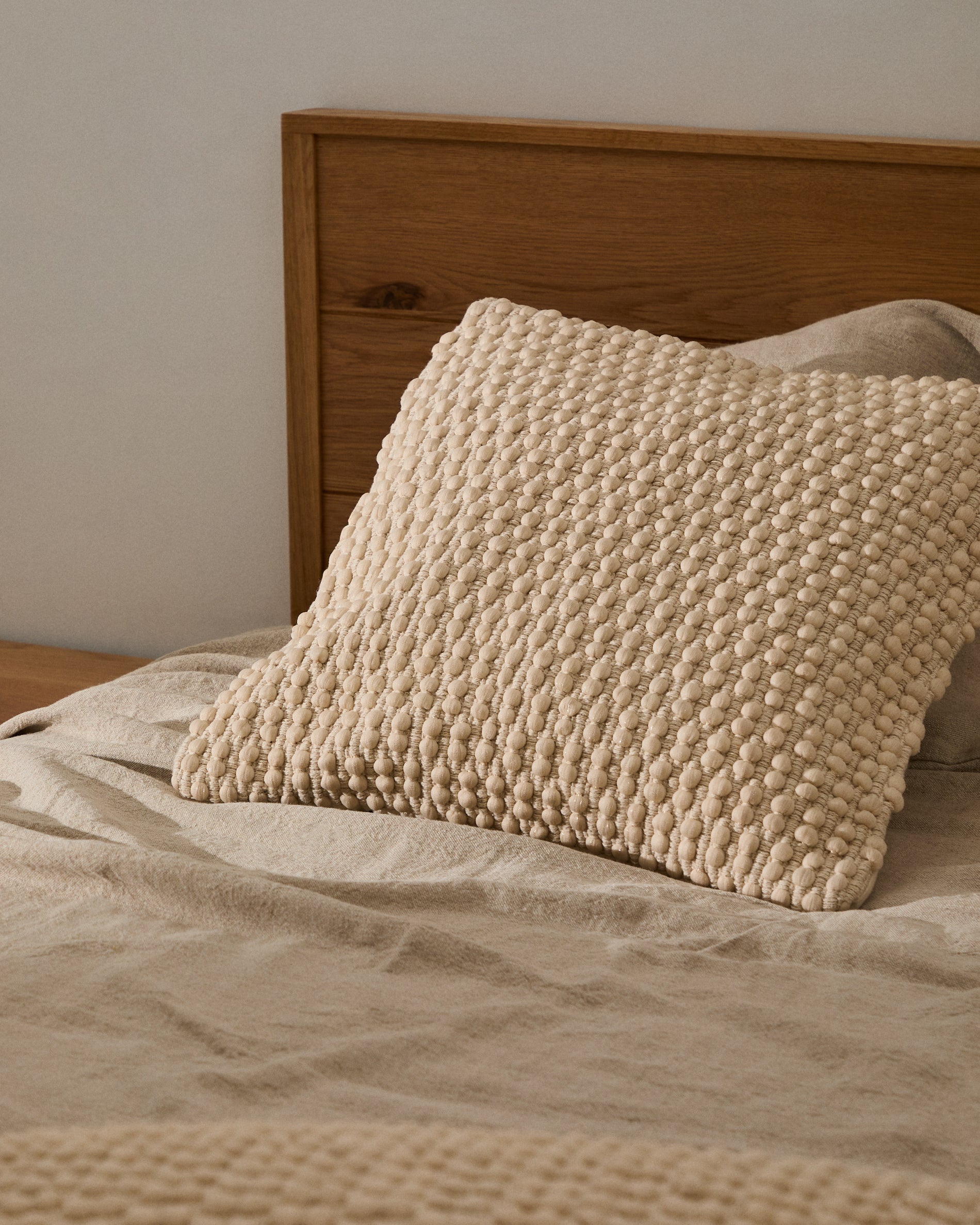 Mascarell white cotton and polyester cushion cover 50 x 50 cm - Lifestyle