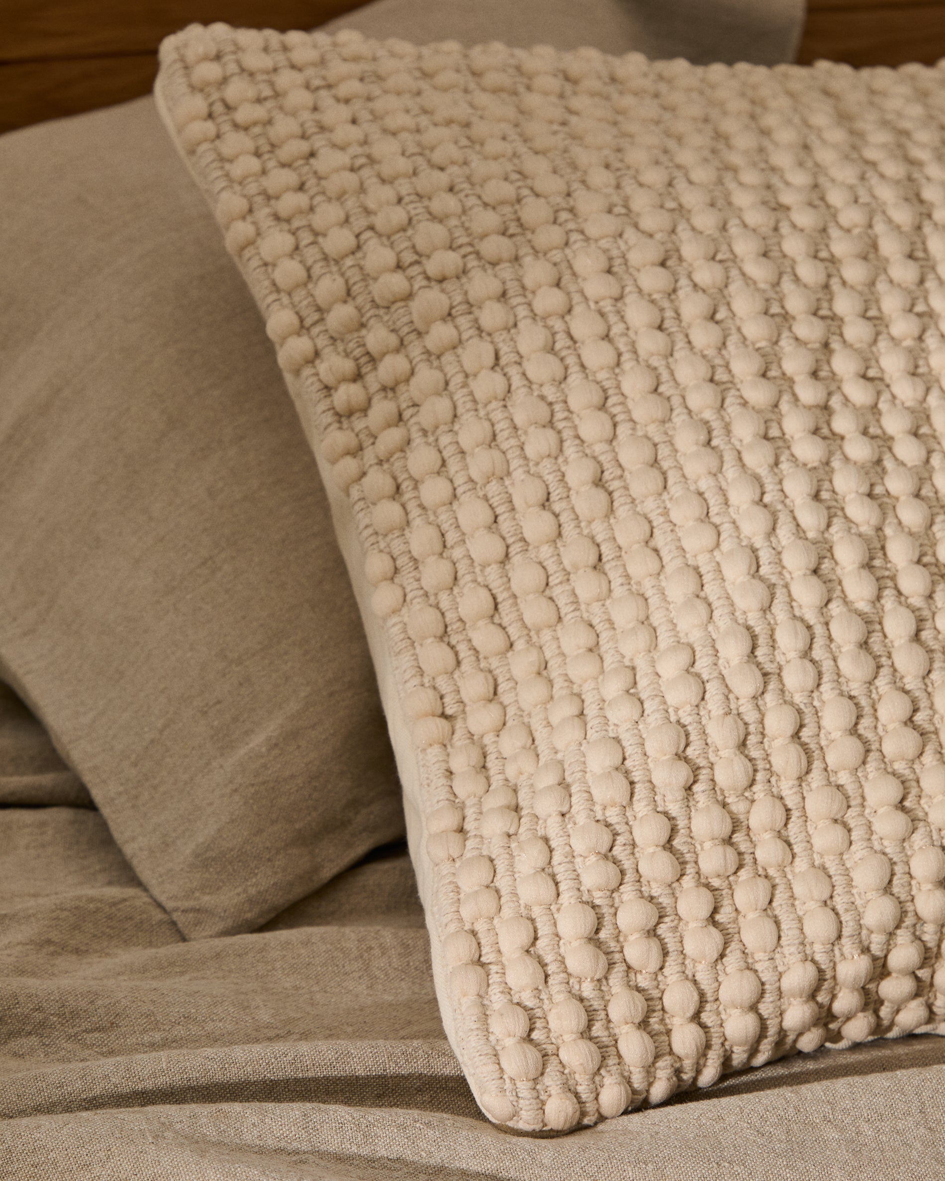 Mascarell white cotton and polyester cushion cover 50 x 50 cm - Lifestyle