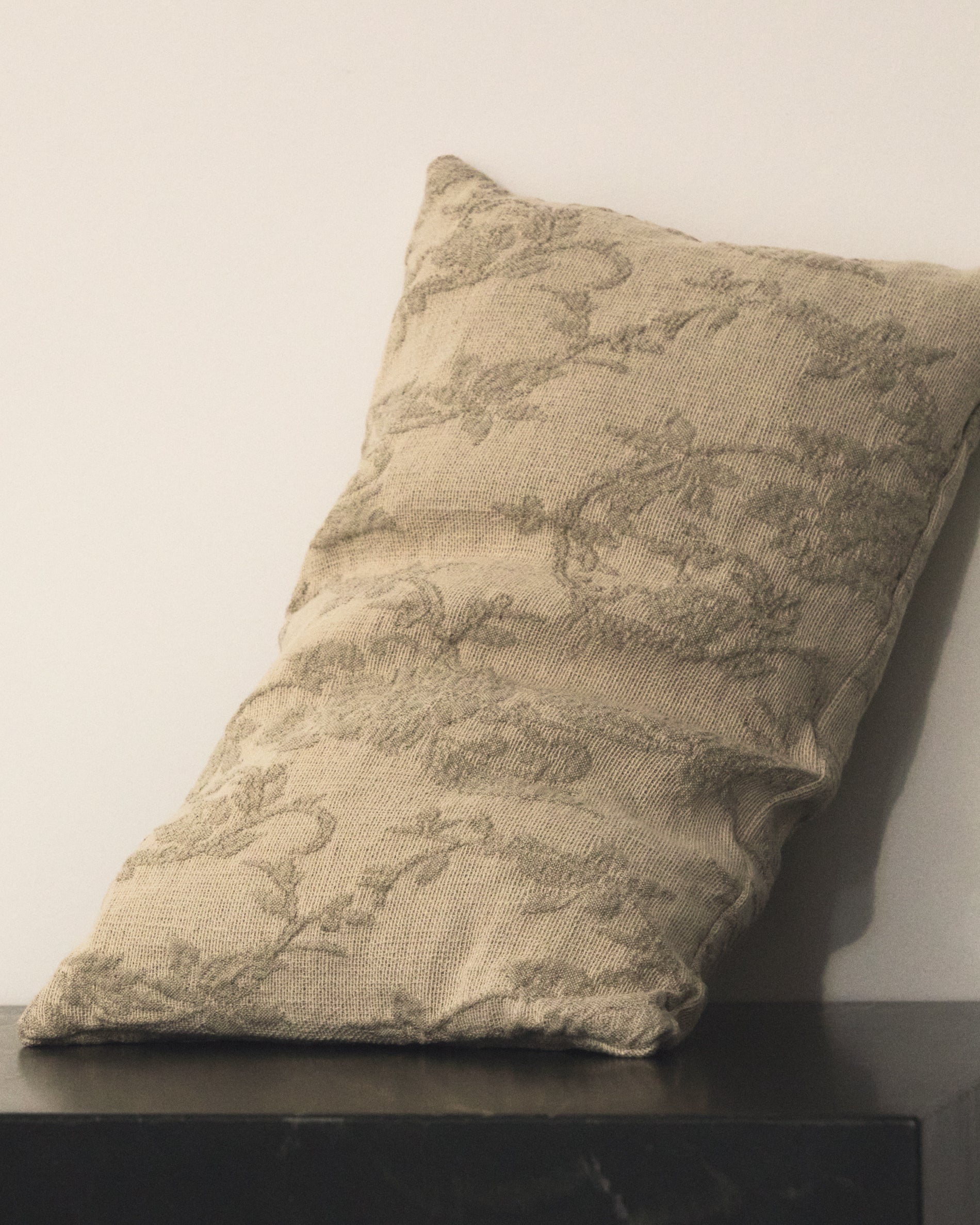 Velina cushion cover in beige washed linen jacquard with floral design 30 x 50 cm - Lifestyle