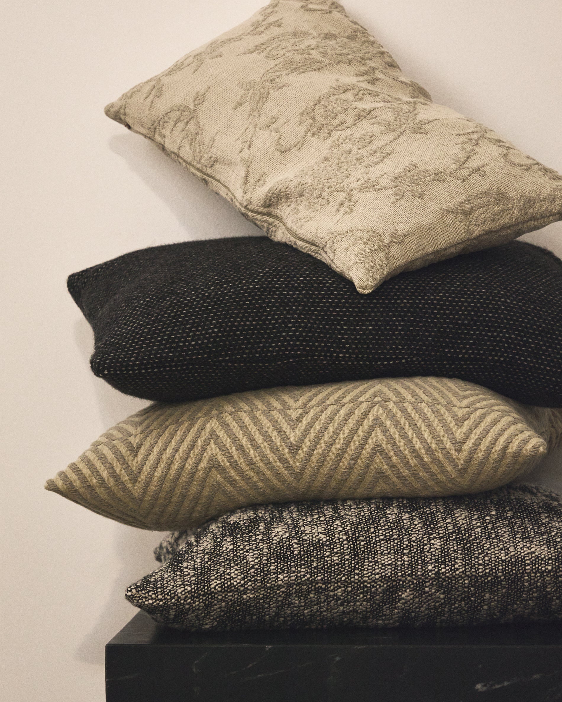Lunver cushion cover in natural chevron jacquard 50 x 50 cm - Lifestyle