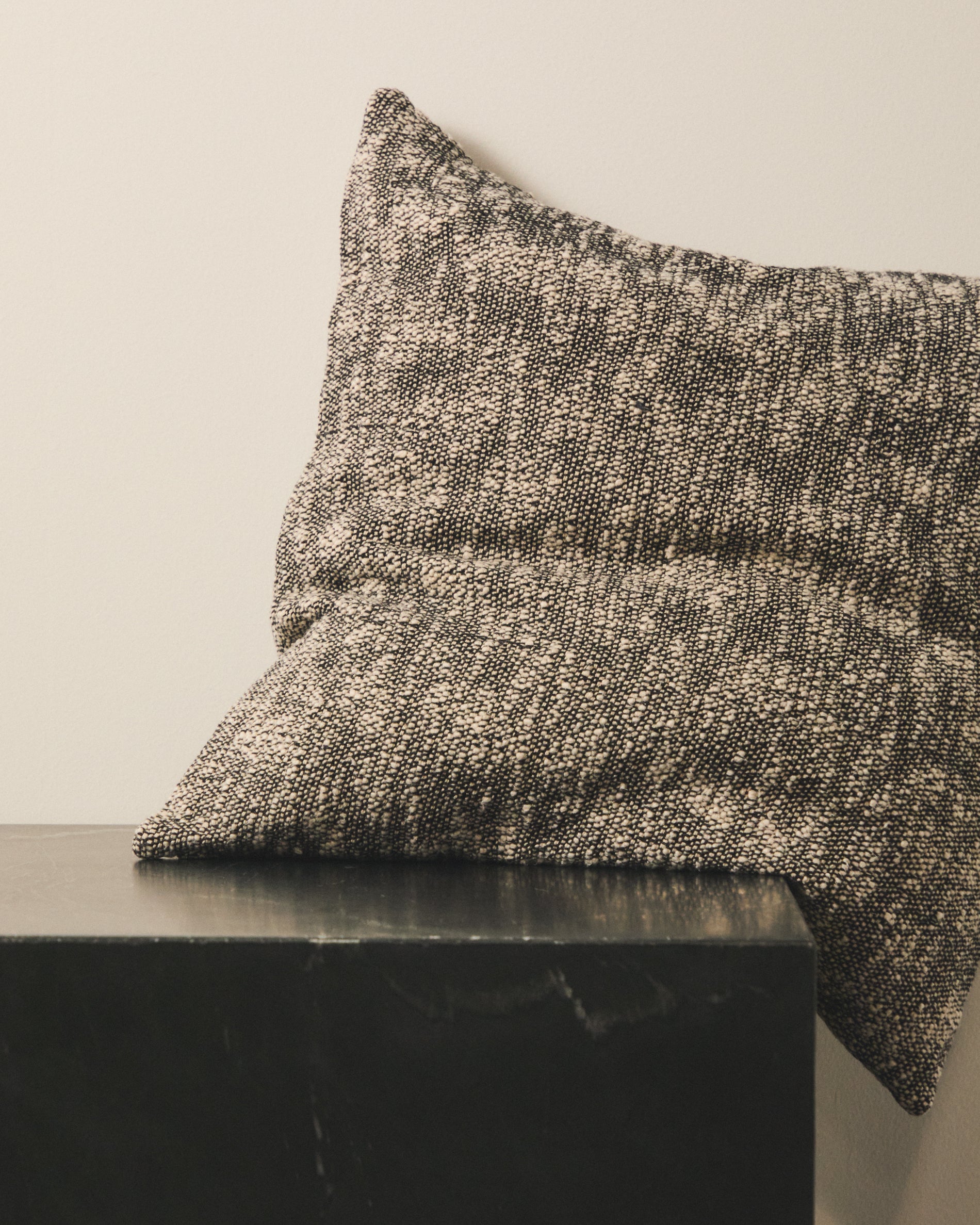 Mevia cushion cover in beige and black linen blend 50 x 50 cm - Lifestyle