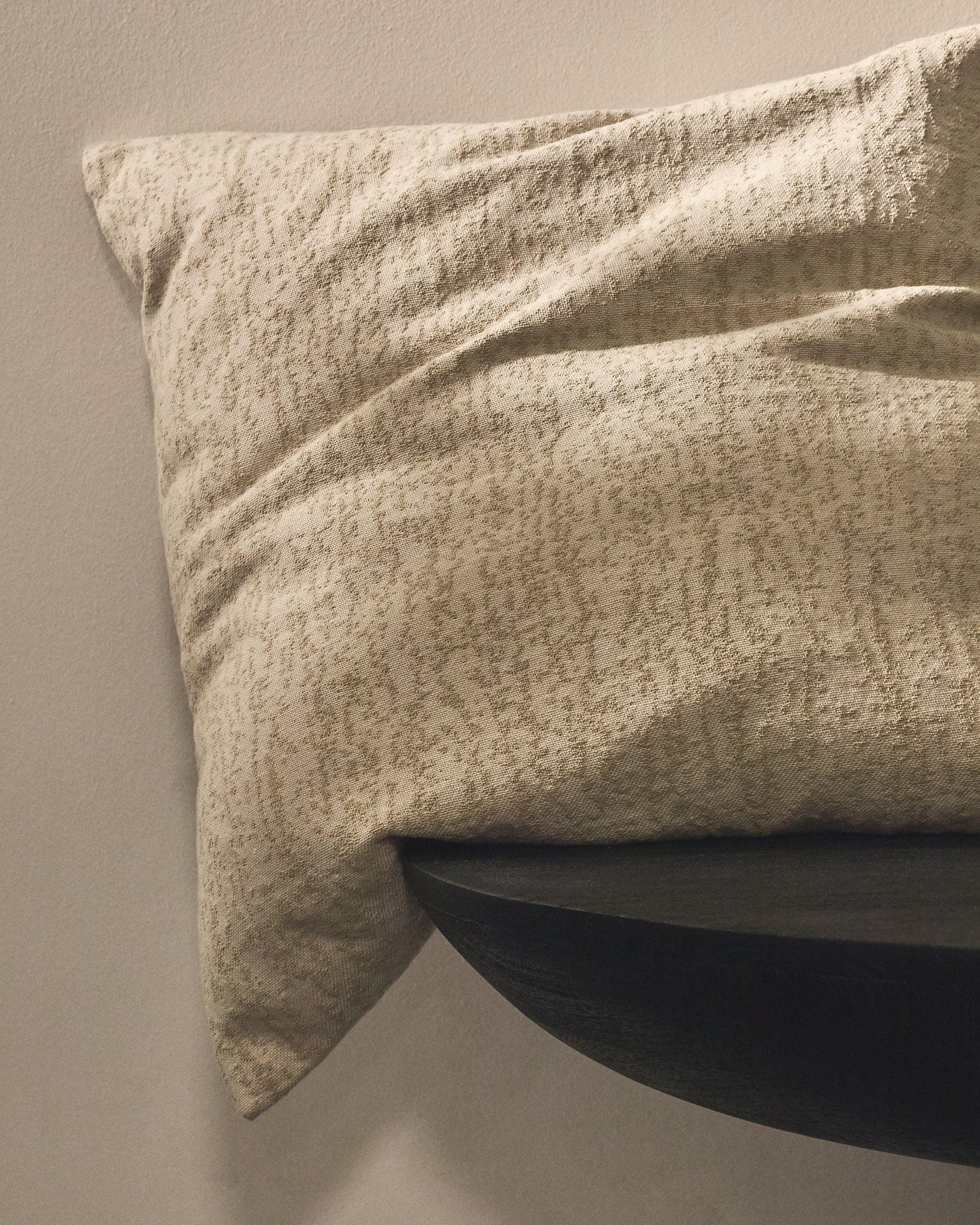 Melien cushion cover in natural dot jacquard 50 x 50 cm - Lifestyle
