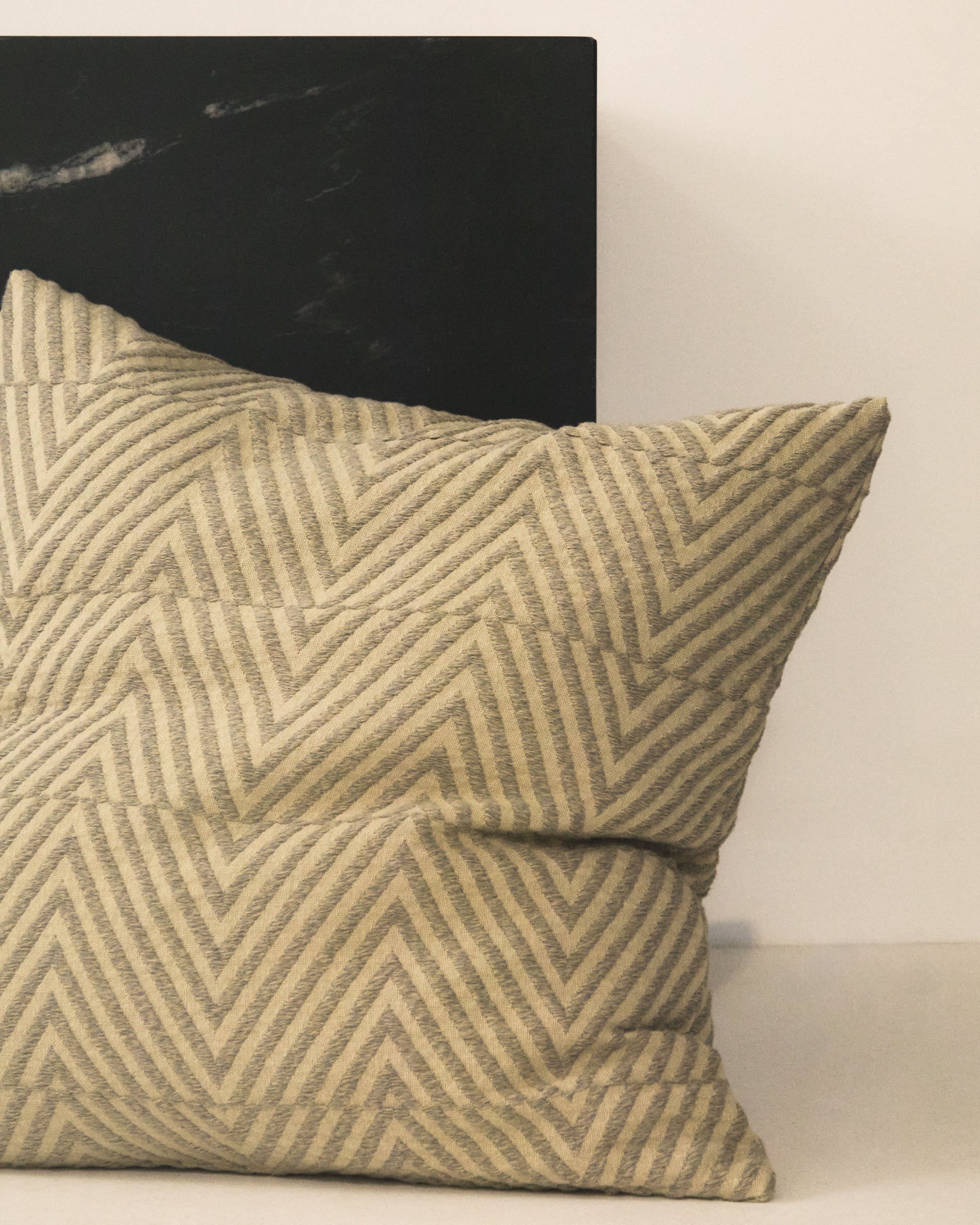 Lunver cushion cover in natural chevron jacquard 50 x 50 cm - Lifestyle