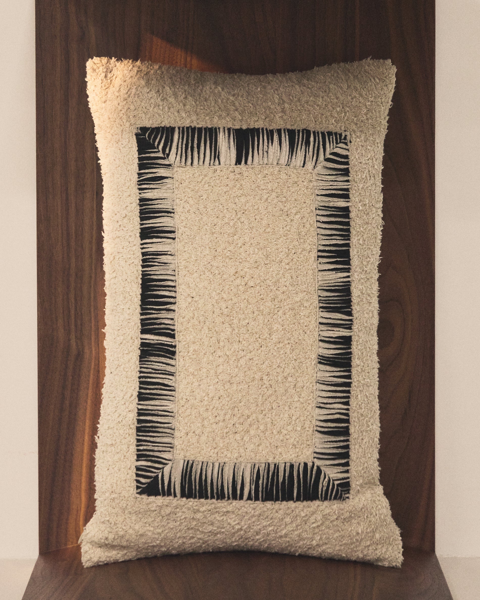 Enari beige and black cotton cushion cover 50 x 30cm - Lifestyle