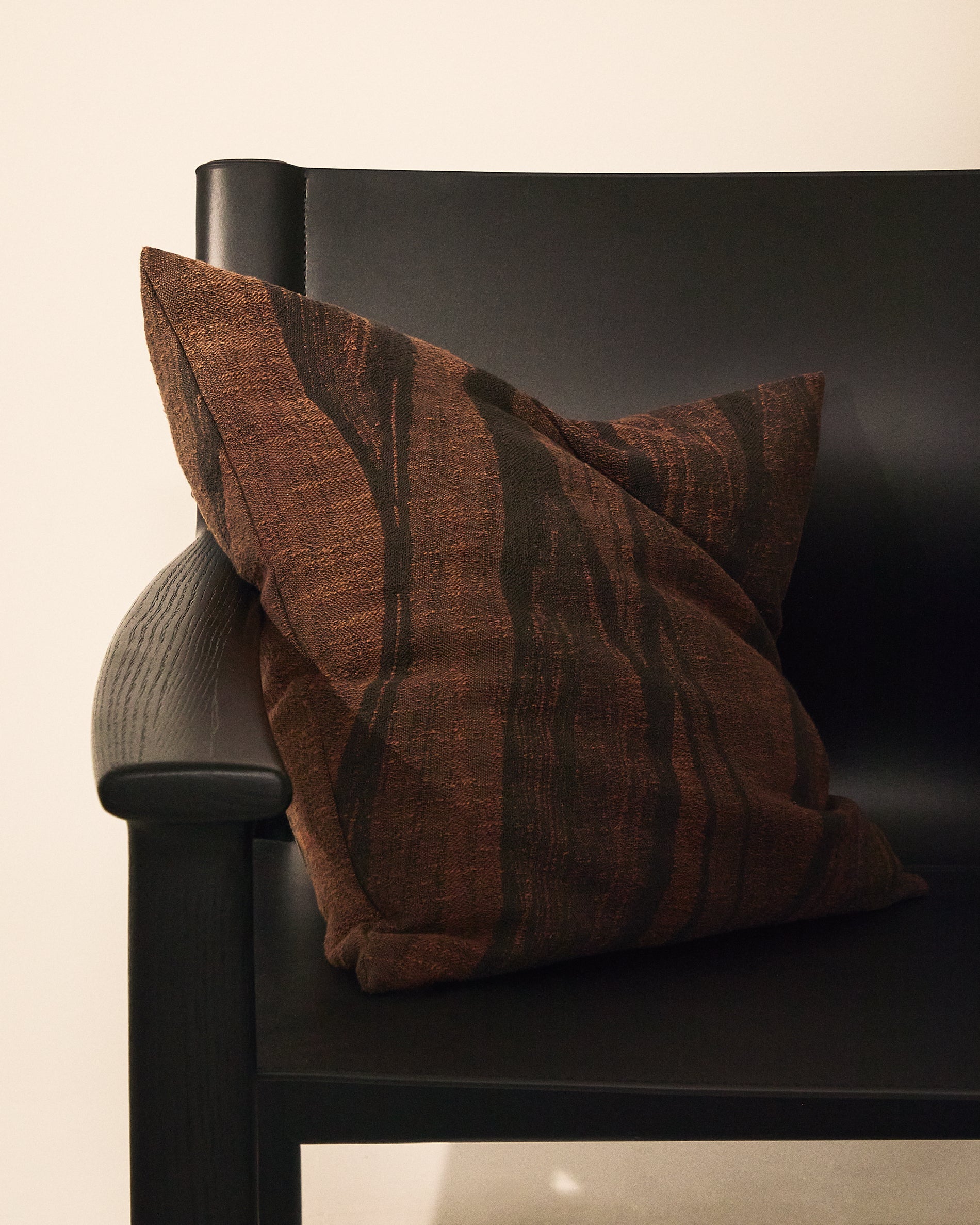 Frilo cushion cover in brown cotton and linen jacquard 50 x 50 cm - Lifestyle