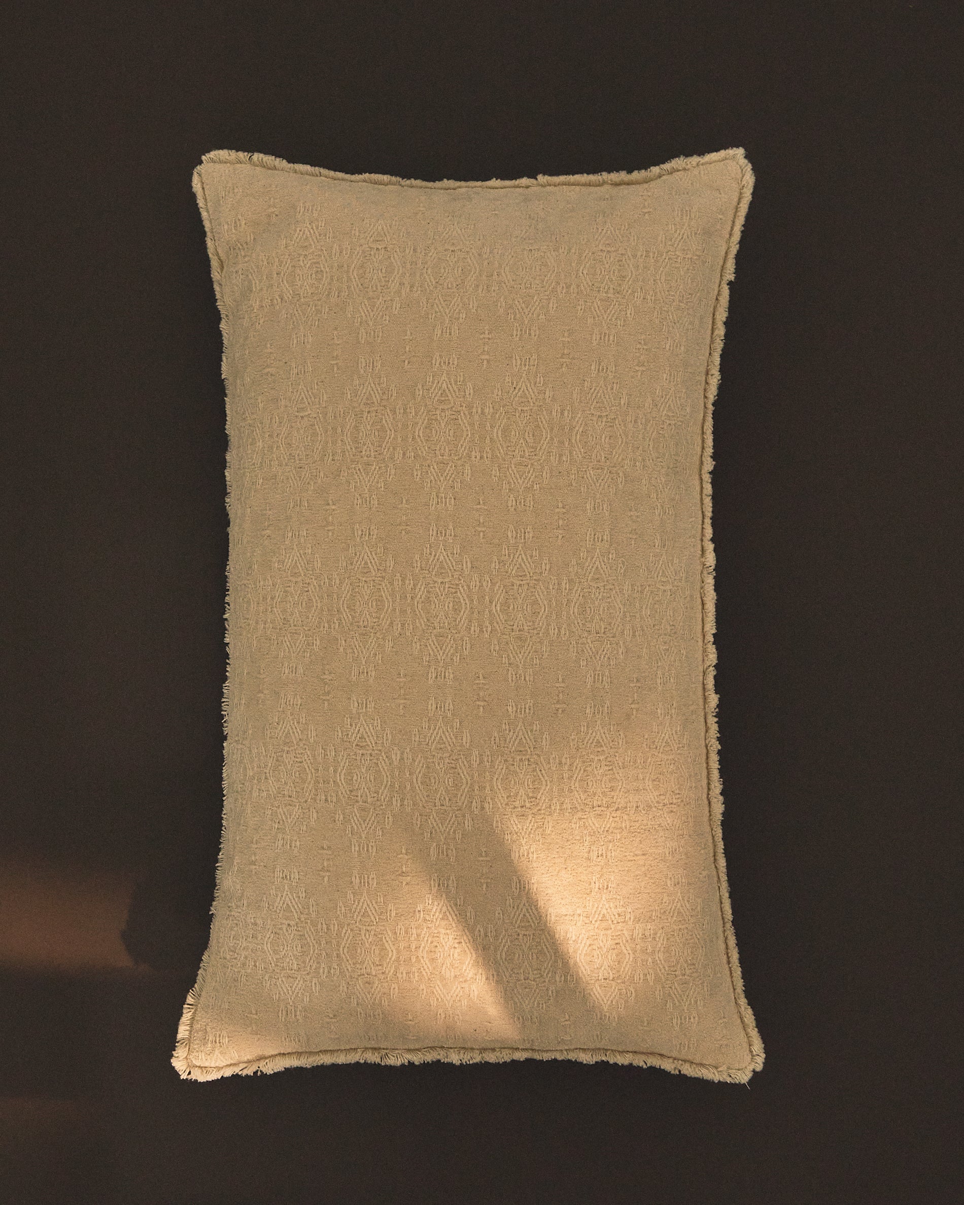 Narela cushion cover in natural jacquard cotton and viscose 50 x 30 cm - Lifestyle
