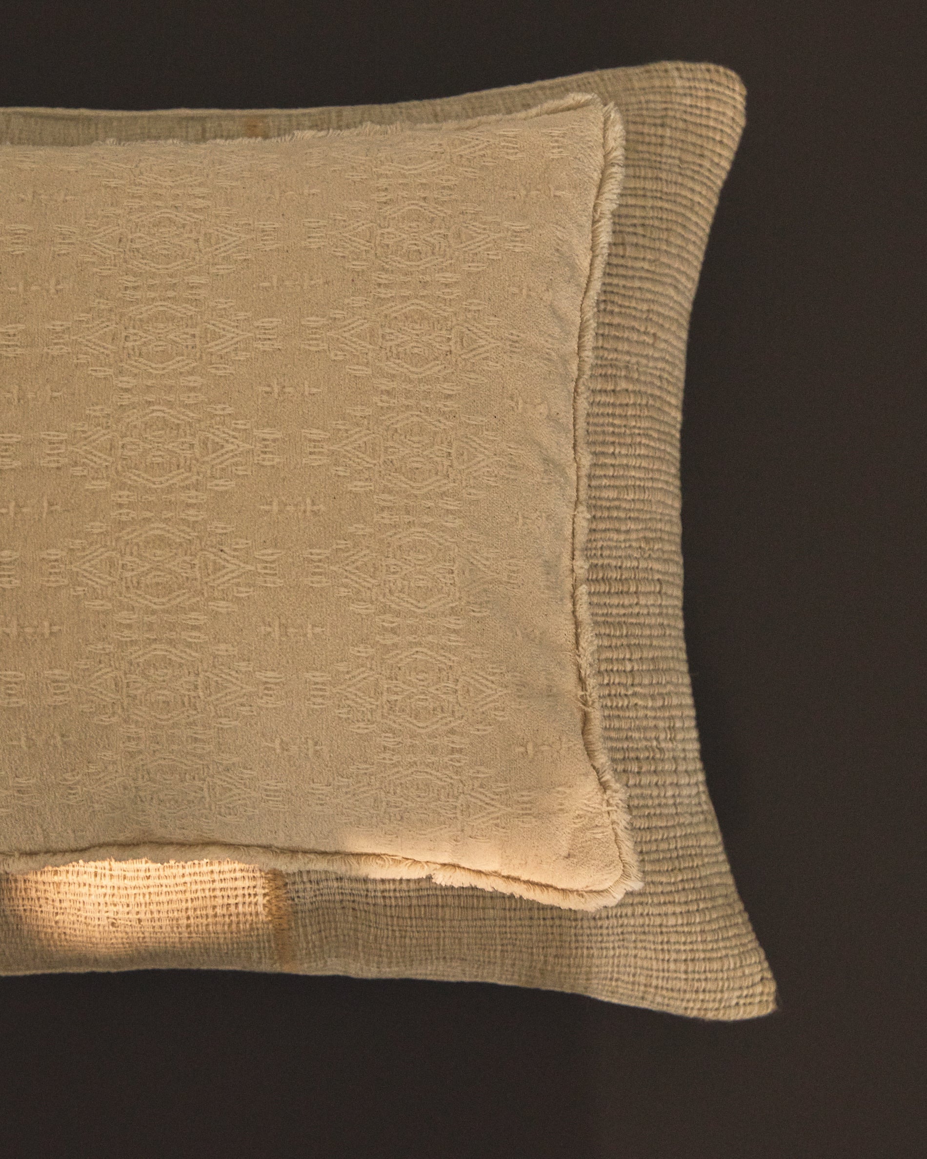 Narela cushion cover in natural jacquard cotton and viscose 50 x 30 cm - Lifestyle