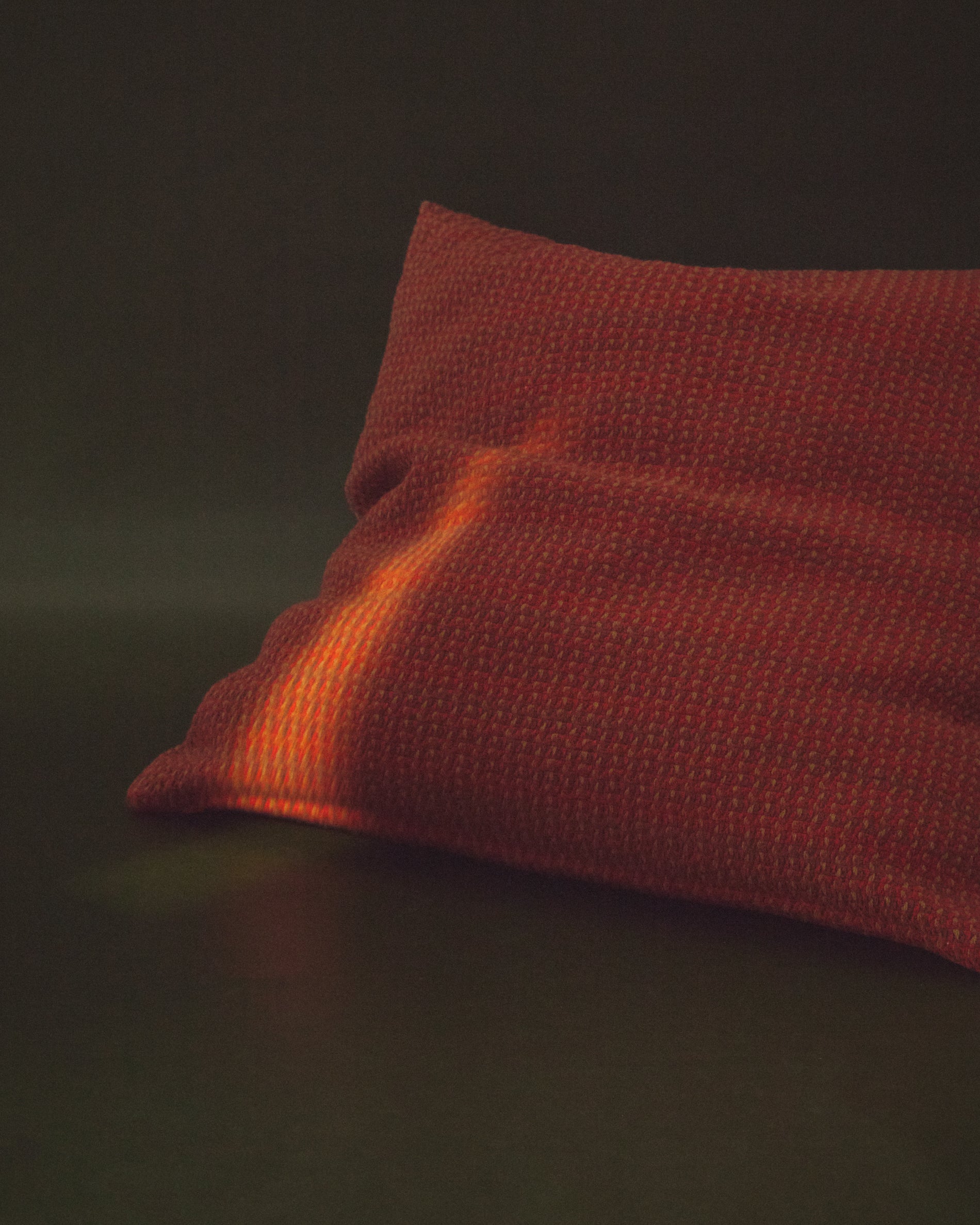 Nuval cushion cover in red structured fabric 50 x 50 cm - Lifestyle