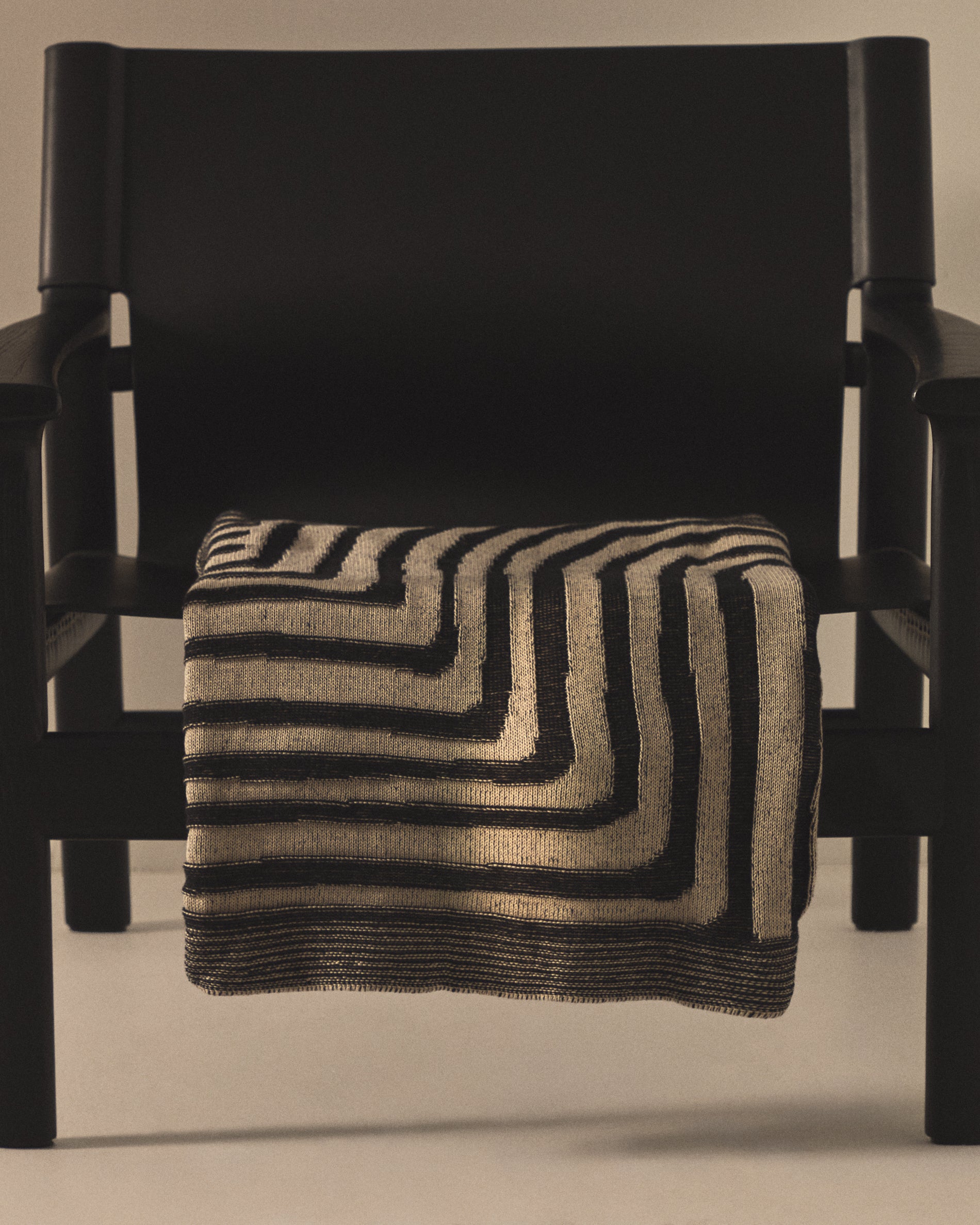 Oreli throw in black cotton jacquard with zebra pattern 130 x 170 cm - Lifestyle